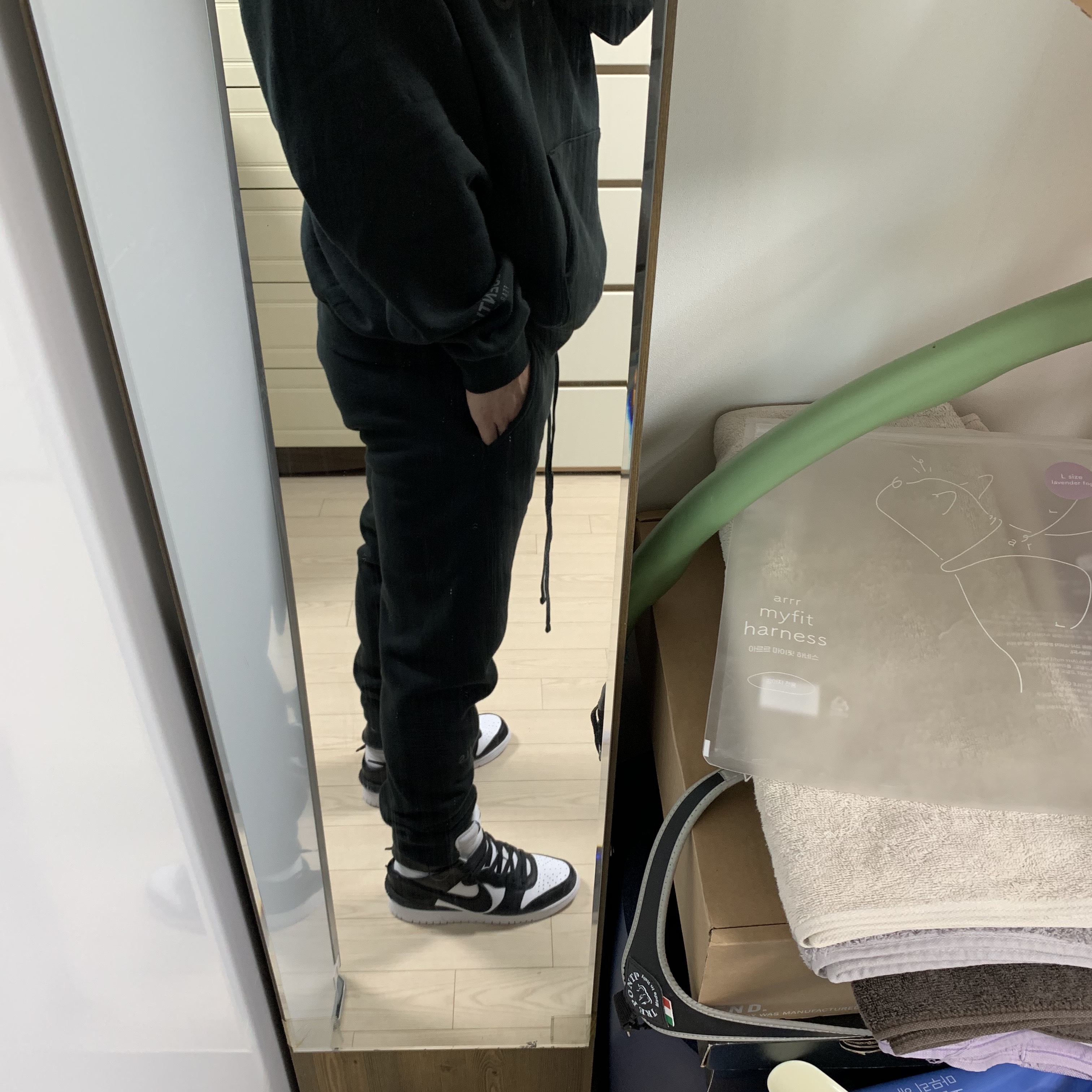 Essentials Sweatpants Dark Slate/Black 2020 착용 스타일 - 3