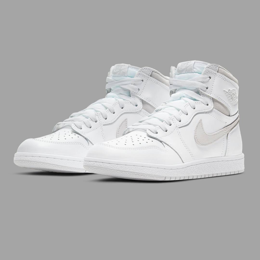 Jordan 1 x Off-White Retro High White, (W) Jordan 1 Mid SE Iridescent Trim 착용 스타일 - 3