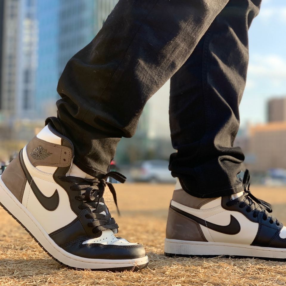 Jordan 1 Retro High OG Black Mocha 착용 스타일 - 2