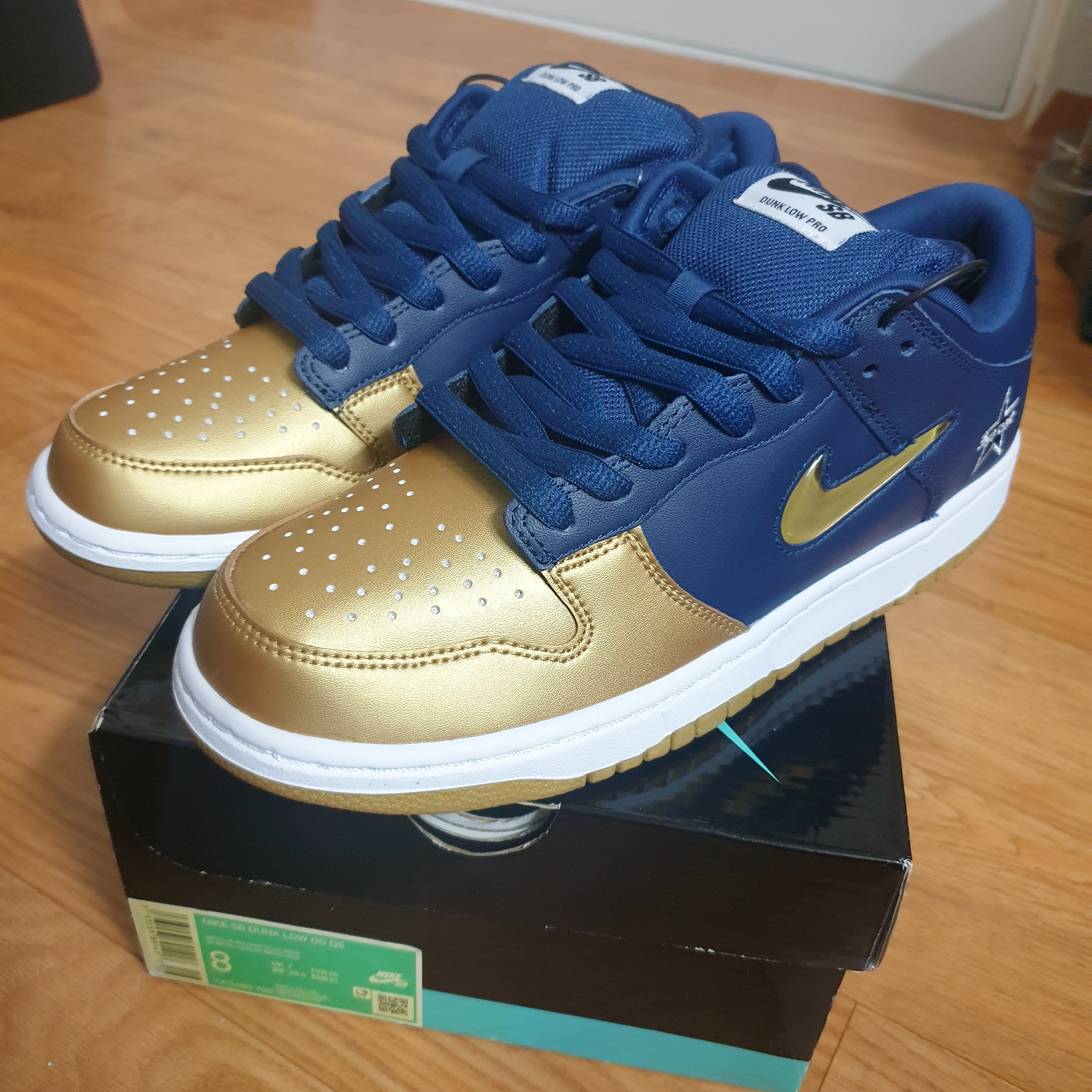 Nike x Supreme SB Dunk Low Jewel Swoosh Gold 착용 스타일 - 2