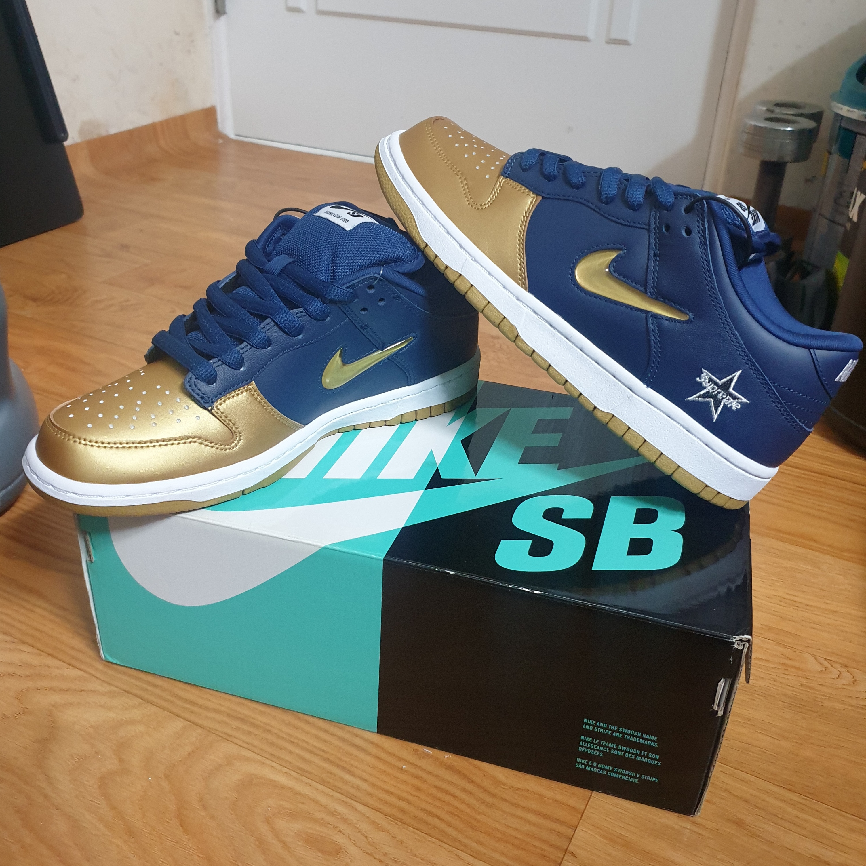 Nike x Supreme SB Dunk Low Jewel Swoosh Gold 착용 스타일 - 1