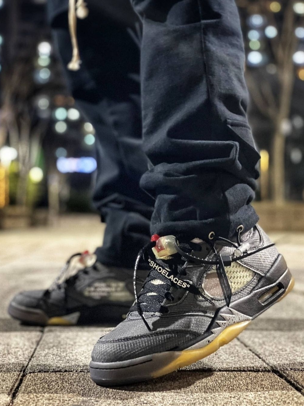 Jordan 5 x Off-White Retro SP Black Muslin 착용 스타일 - 2