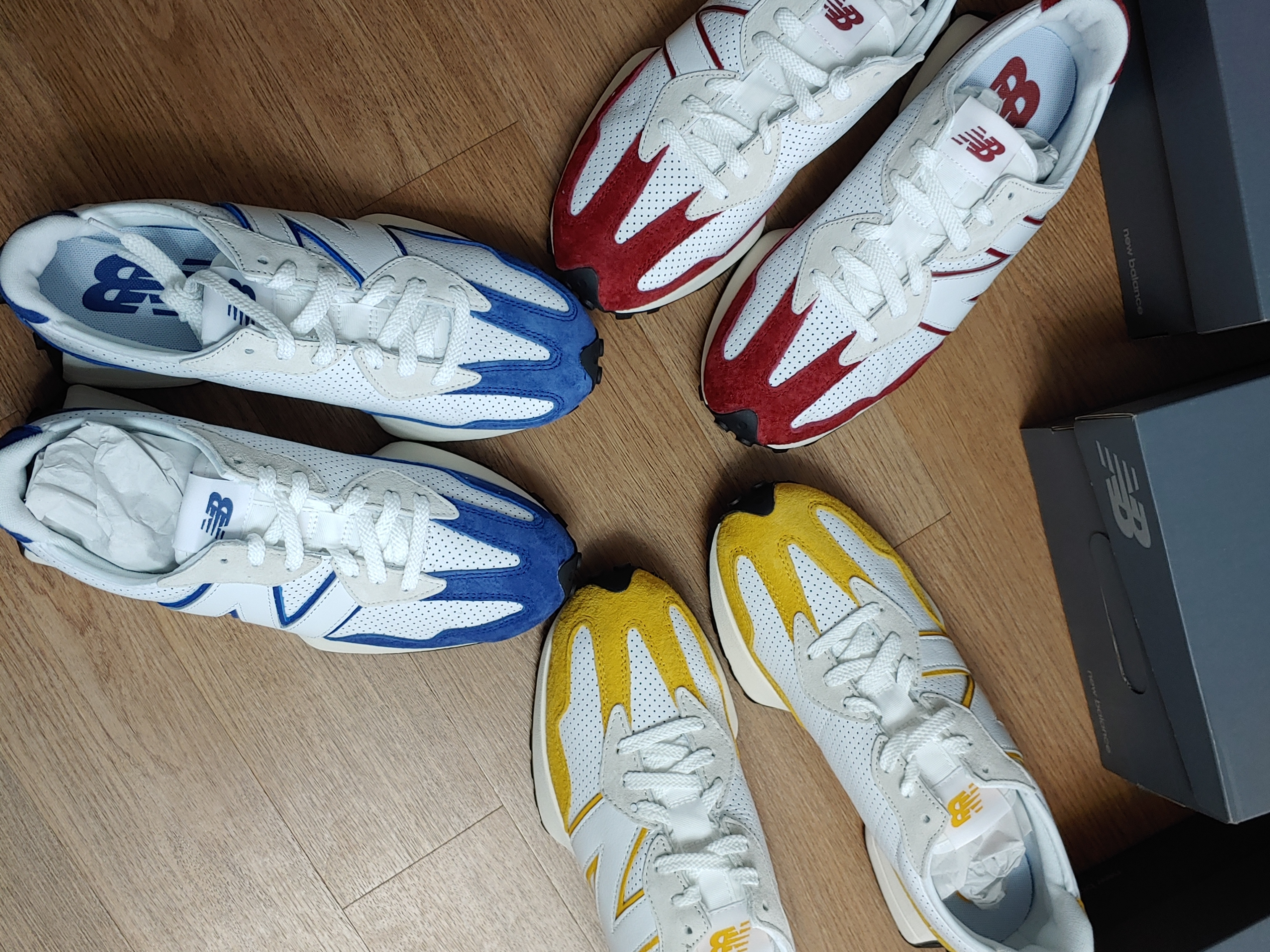 New Balance 327 Primary Pack Red, New Balance 327 Primary Pack Yellow 착용 스타일 - 2