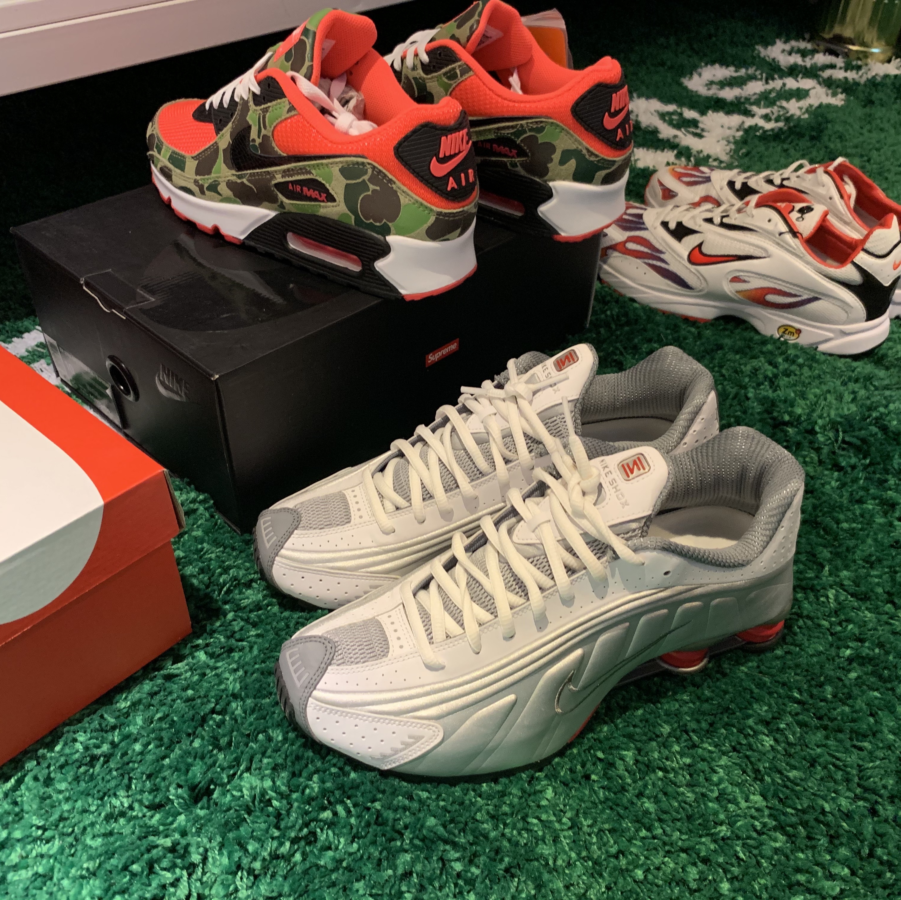 Nike Shox R4 Metallic Silver Comet Red, Nike x Supreme Zoom Streak Spectrum Plus White 착용 스타일 - 1
