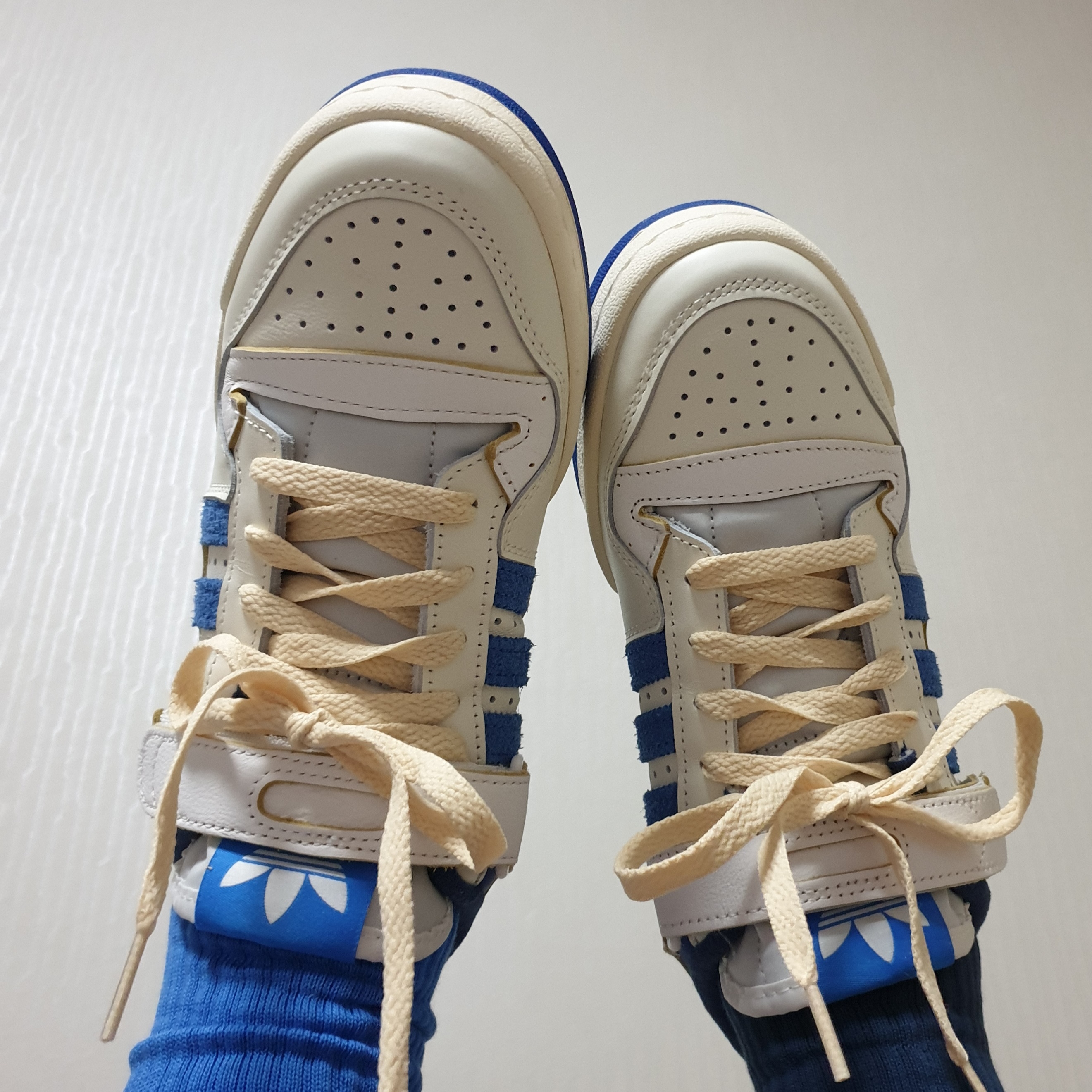 Adidas OG Forum 84 Low Blue Thread 착용 스타일 - 5