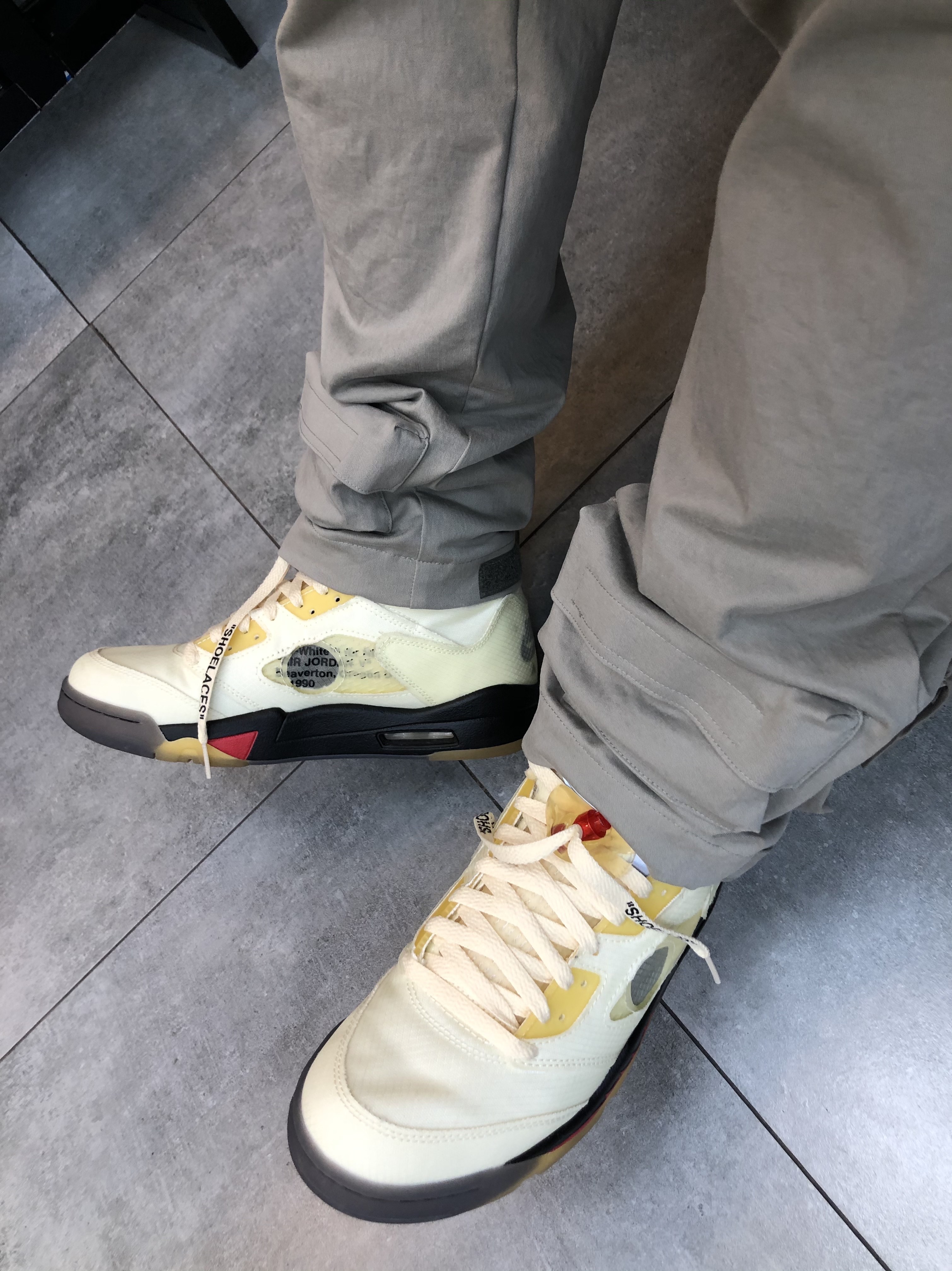 Jordan 5 x Off-White Retro SP Sail Fire Red 착용 스타일 - 2