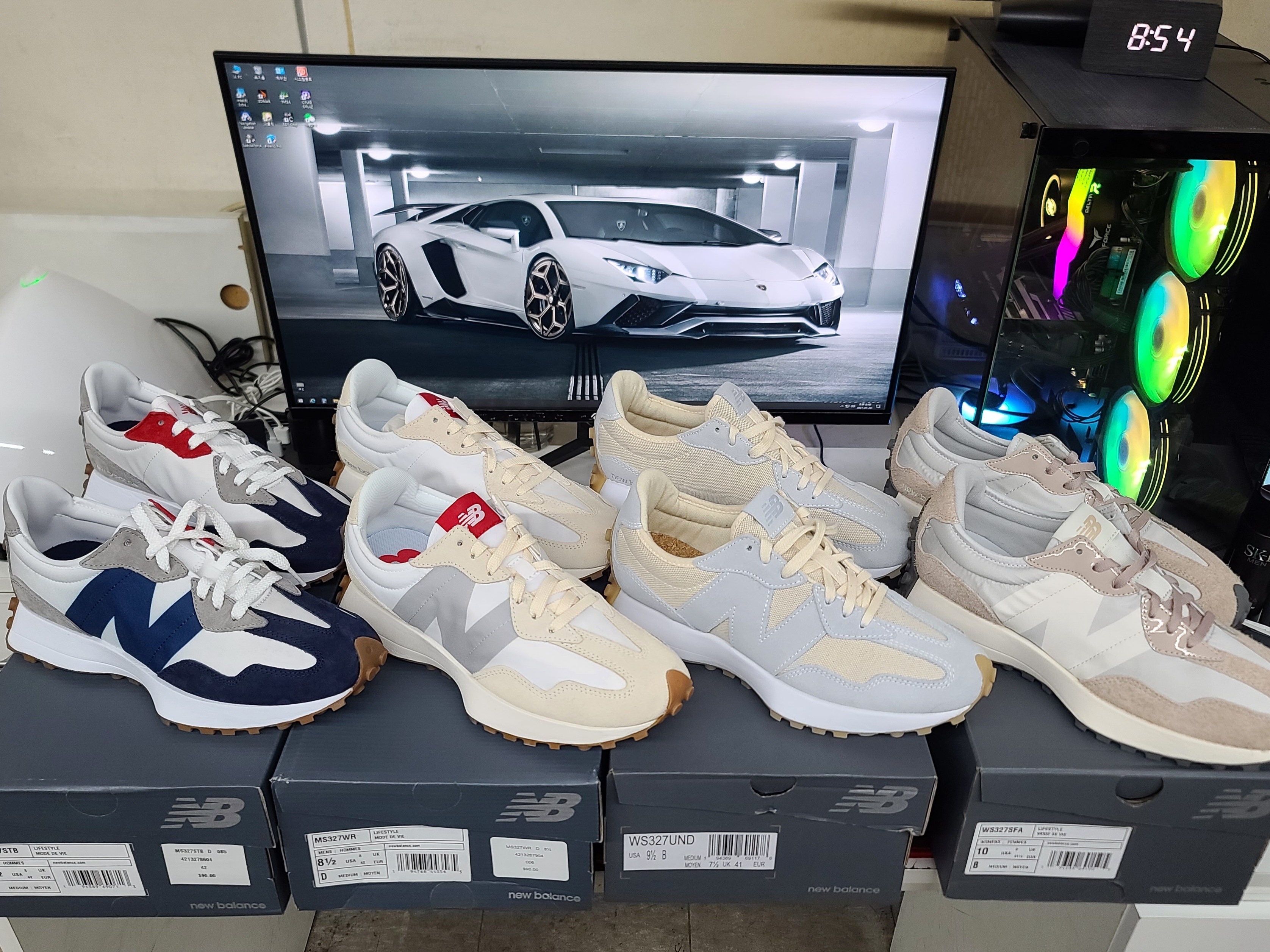 (W) New Balance 327 Grey Beige, (W) New Balance 327 Undyed White Pale Blue 착용 스타일