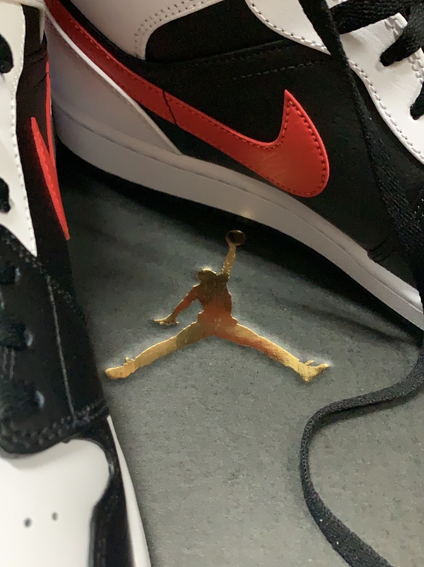 Jordan 1 Mid Black Chile Red 착용 스타일