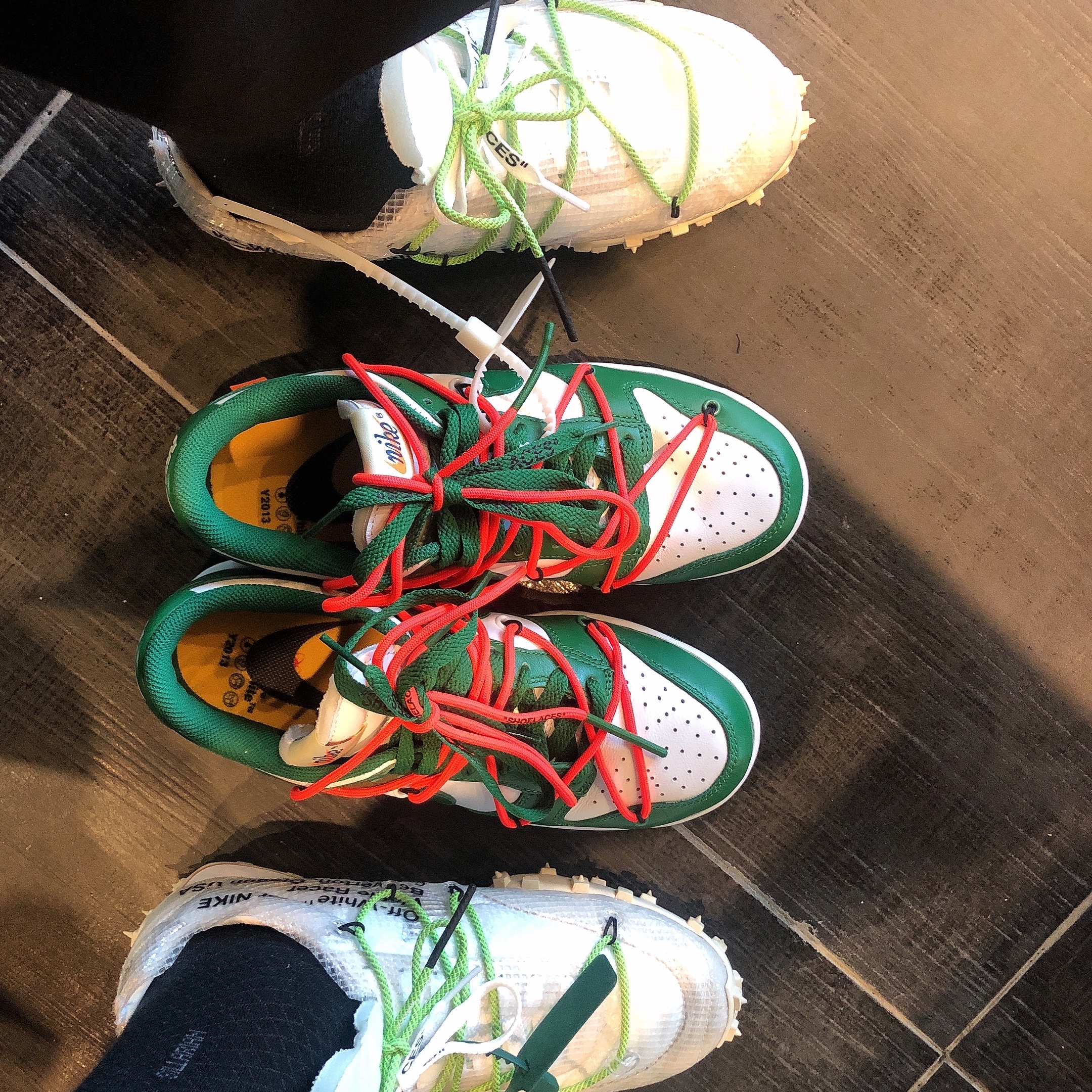 (W) Nike x Off-White Waffle Racer White, Nike x Off-White Dunk Low Pine Green 착용 스타일