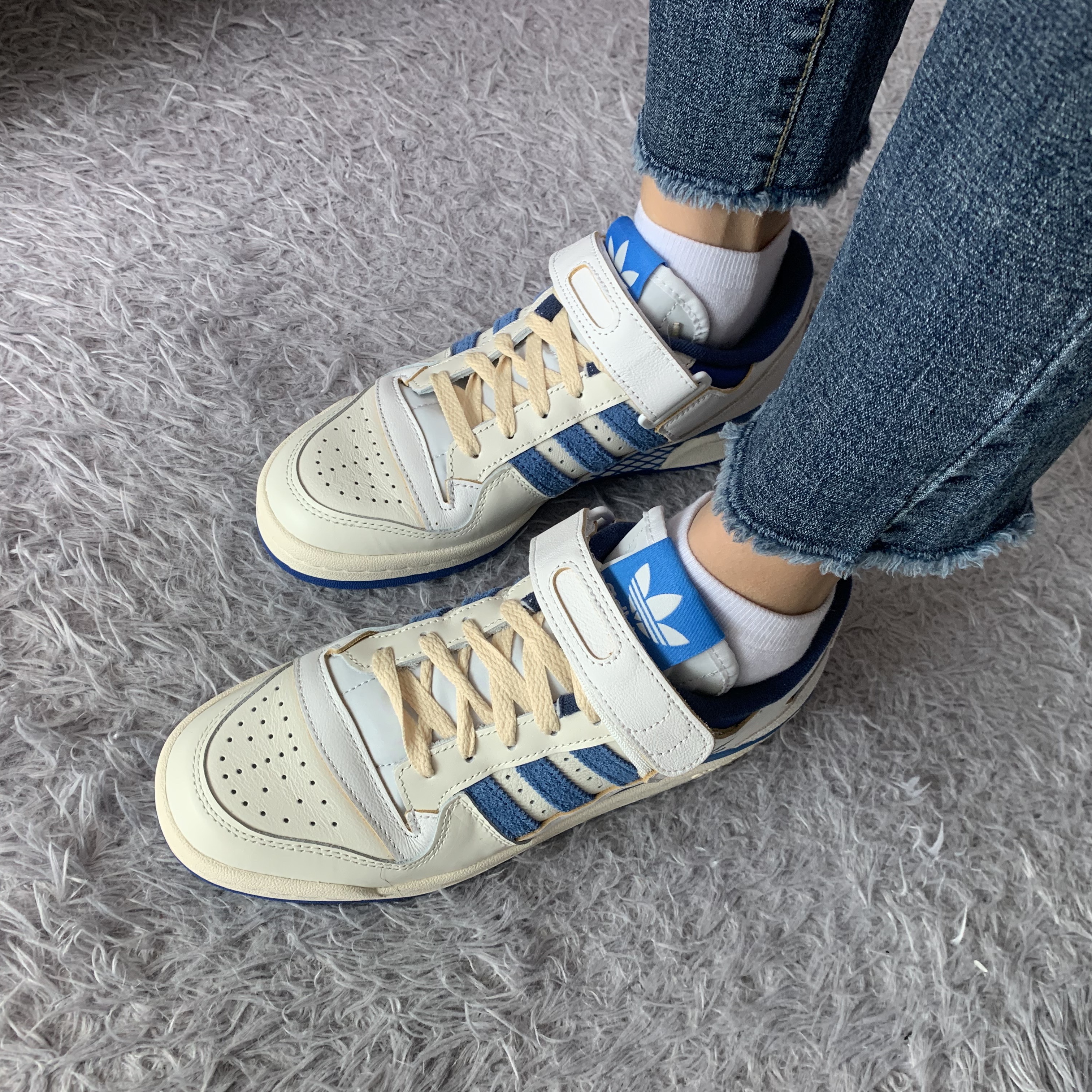 Adidas OG Forum 84 Low Blue Thread 착용 스타일 - 1