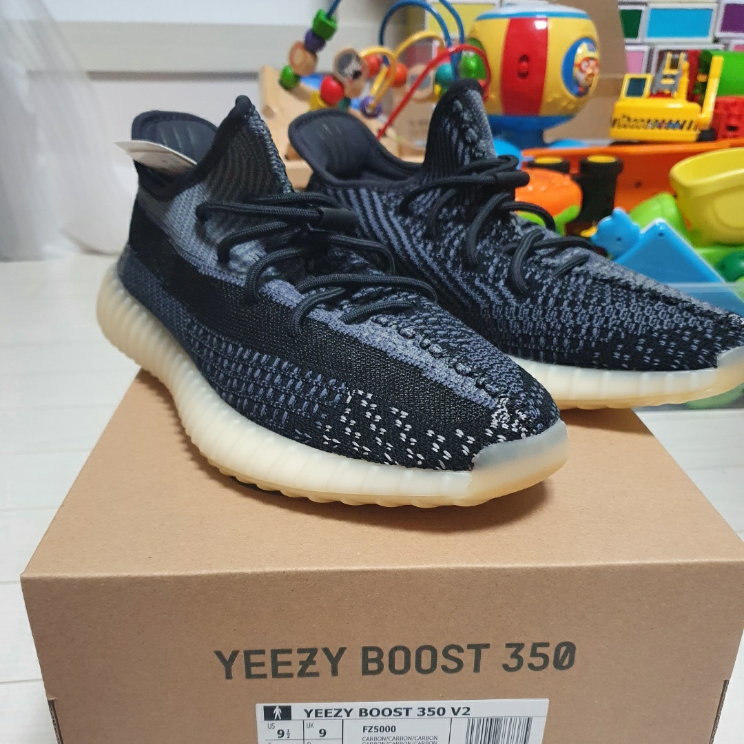 Adidas Yeezy Boost 350 V2 Carbon 착용 스타일