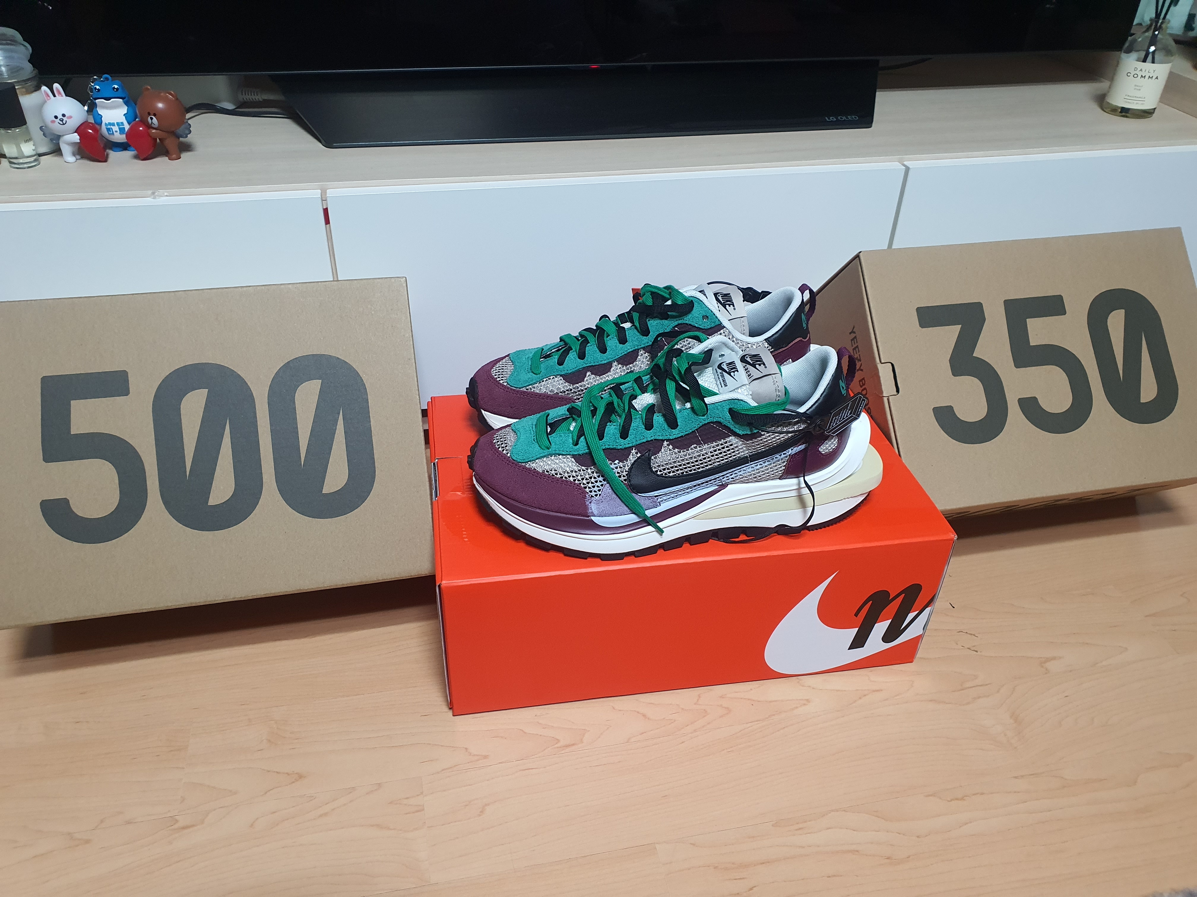 Adidas Yeezy 500 Bone White, Nike x Sacai VaporWaffle String & Black Villain Red 착용 스타일