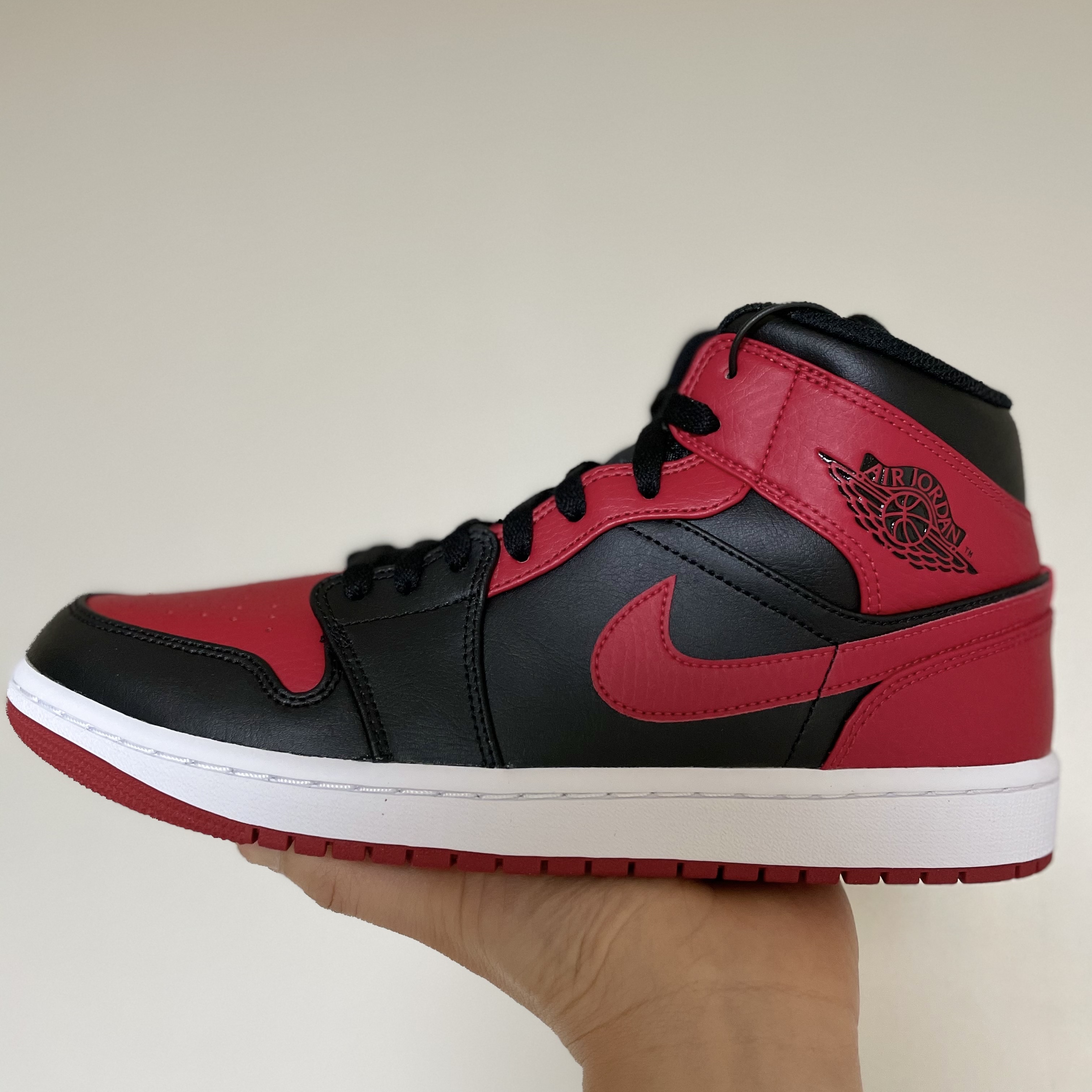 Jordan 1 Mid Bred Banned 2020 착용 스타일 - 1