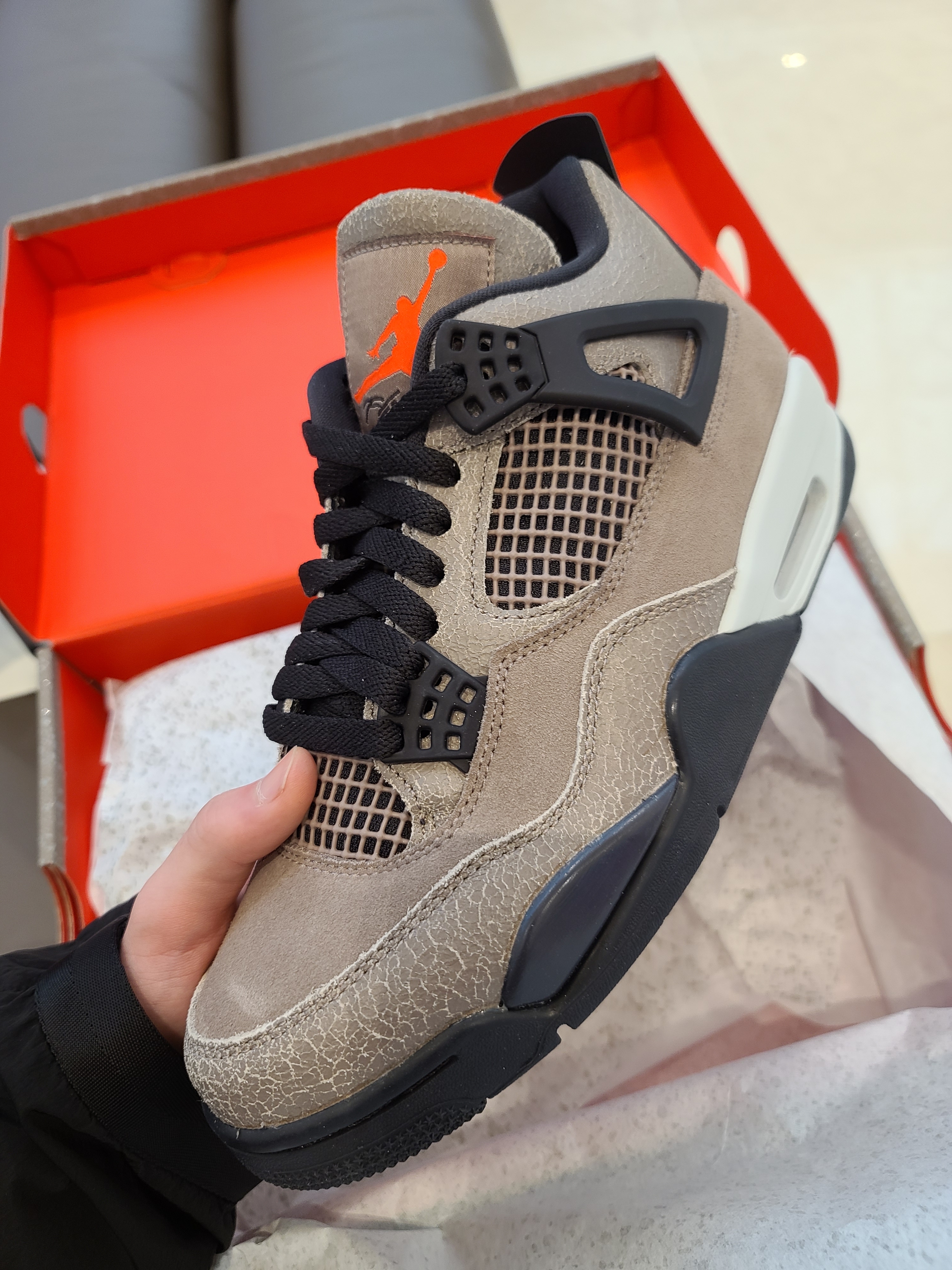 Jordan 4 Retro Taupe Haze 착용 스타일