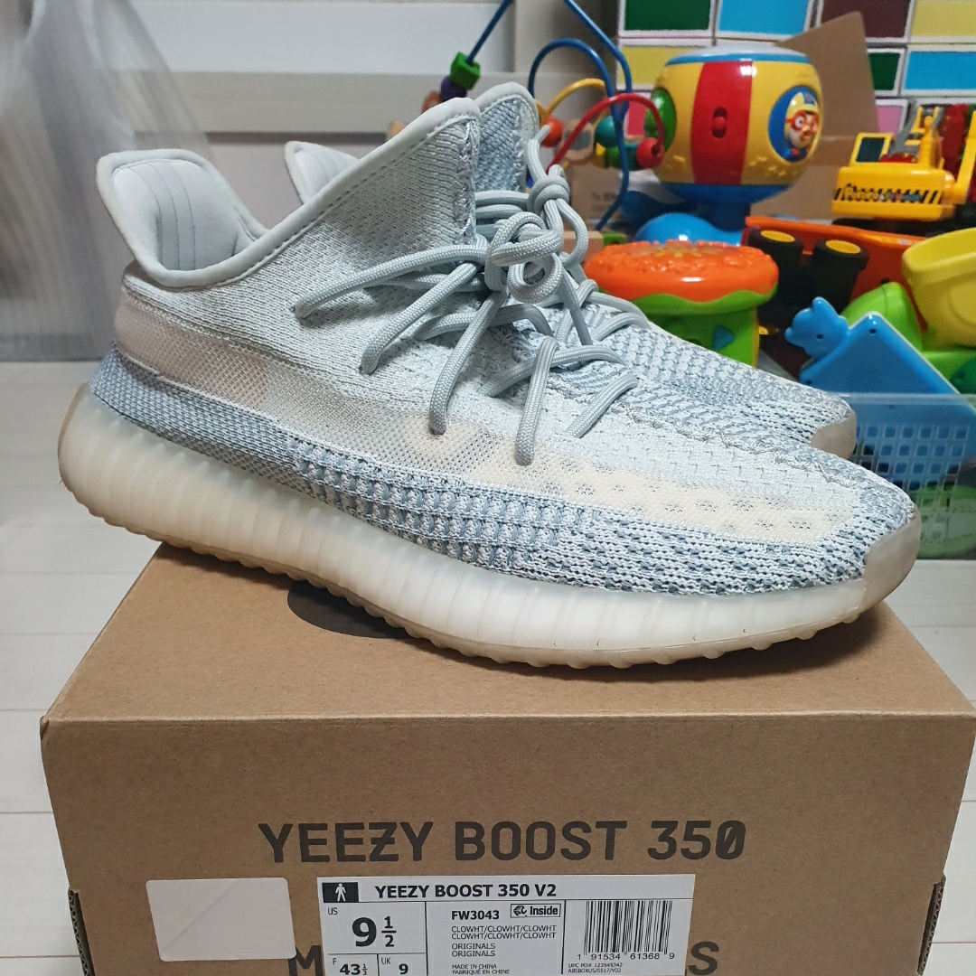Adidas Yeezy Boost 350 V2 Cloud White - Non-Reflective 착용 스타일