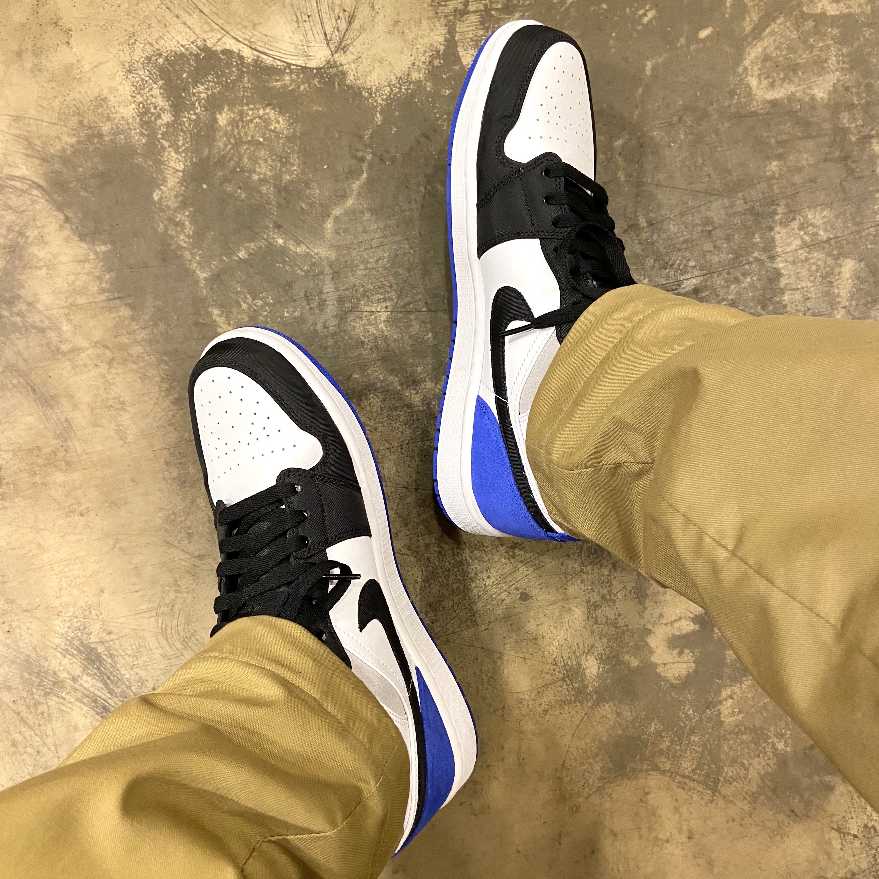 Jordan 1 Mid SE Hyper Royal 착용 스타일