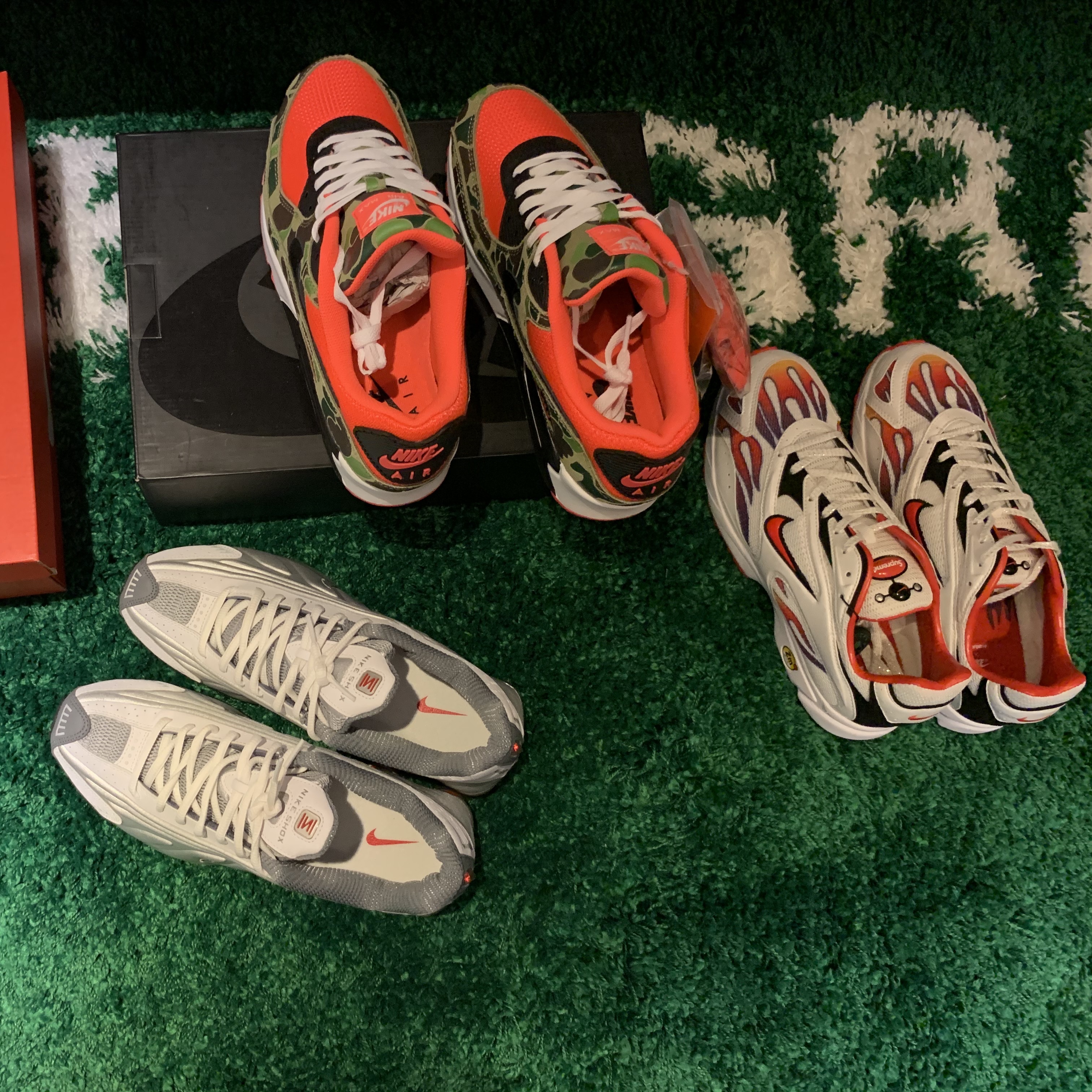 Nike Shox R4 Metallic Silver Comet Red, Nike x Supreme Zoom Streak Spectrum Plus White 착용 스타일 - 2