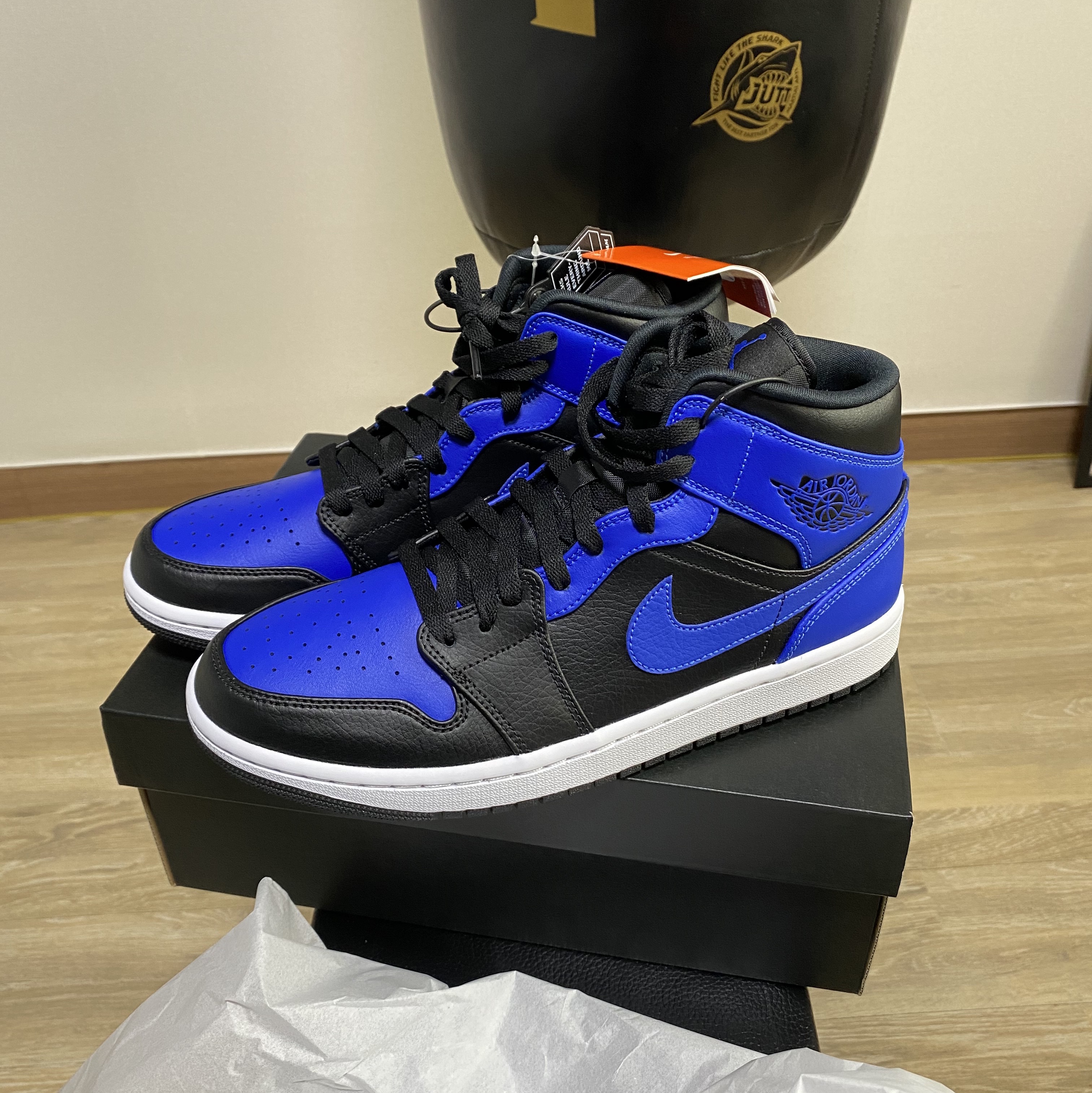Jordan 1 Mid Black Hyper Royal 착용 스타일