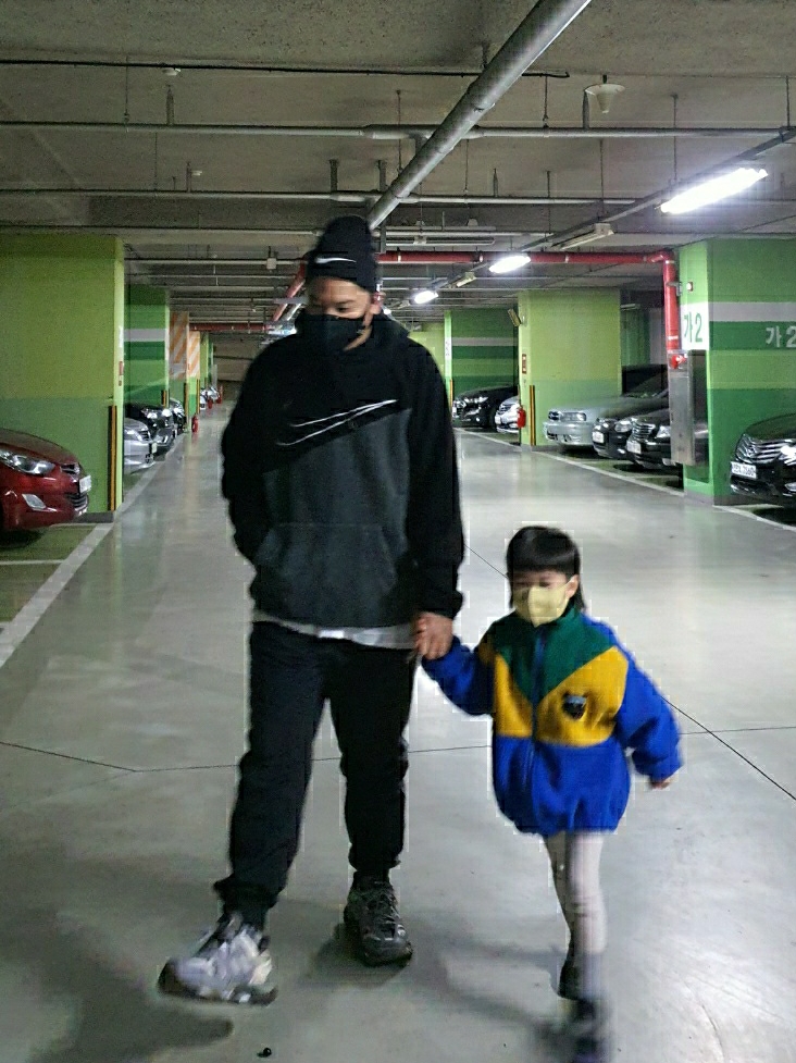 Balenciaga Track Sneakers Grey White 2019, Nike x Stussy Cuff Beanie 착용 스타일 - 3