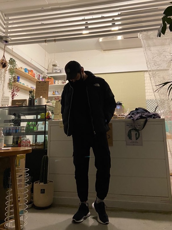 Essentials 3D Silicon Applique Crewneck Dark Slate/Black 2020 착용 스타일
