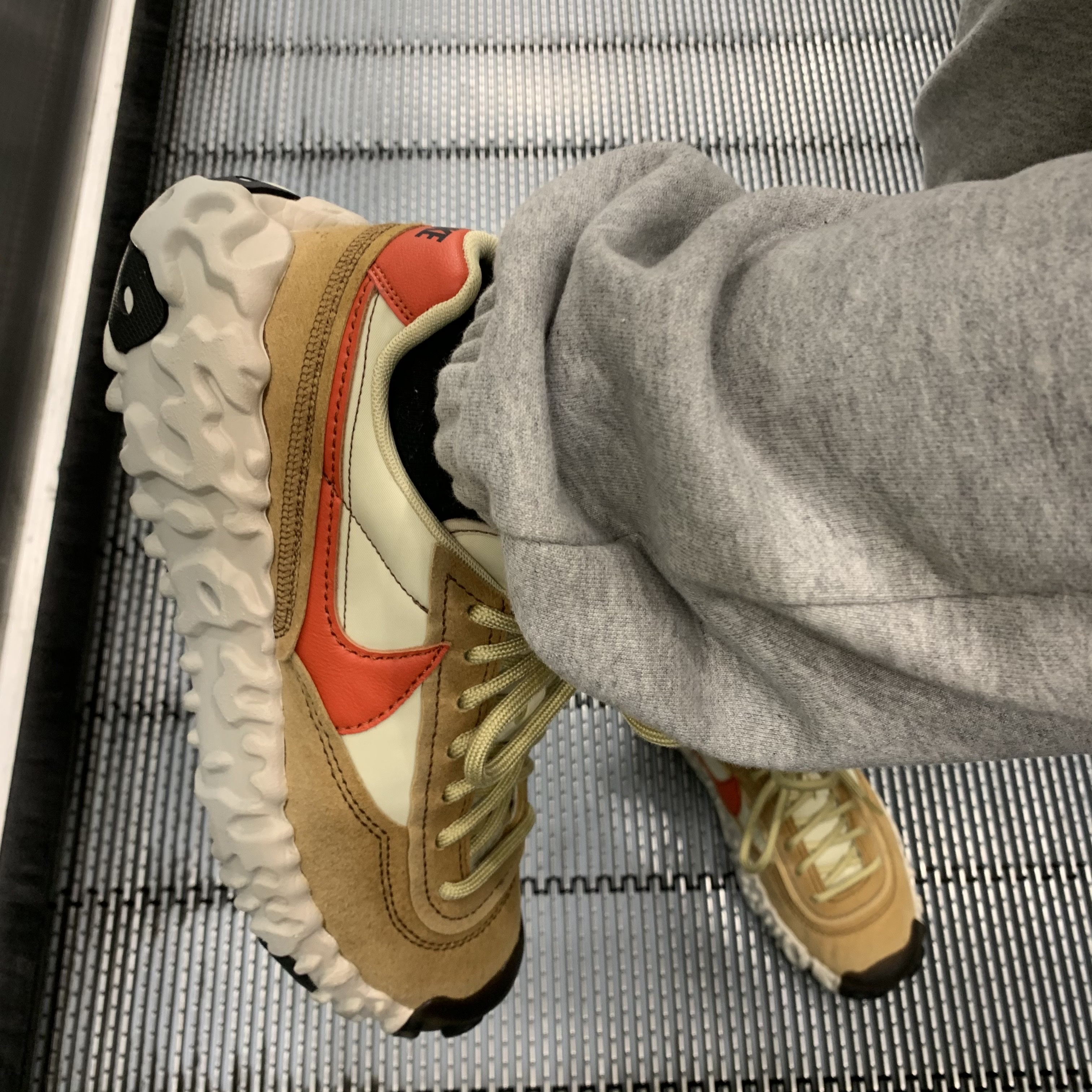 Nike Overbreak SP Fossil 착용 스타일 - 1