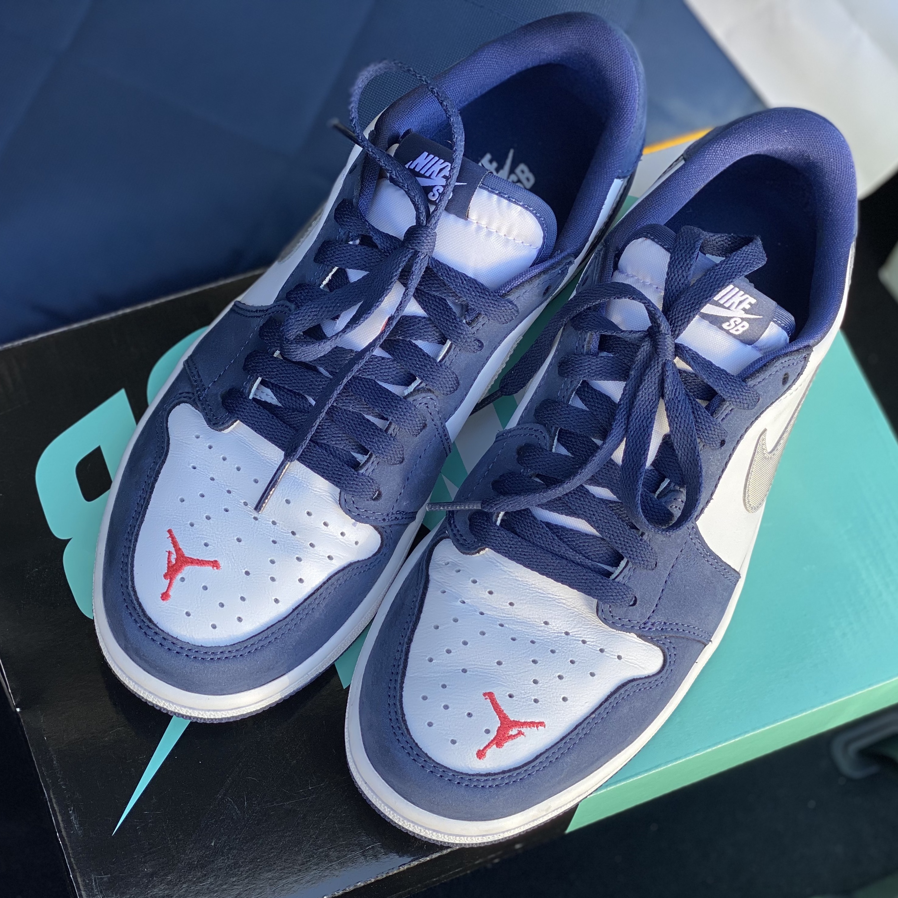 Jordan 1 Low SB Koston Midnight Navy 착용 스타일 - 3