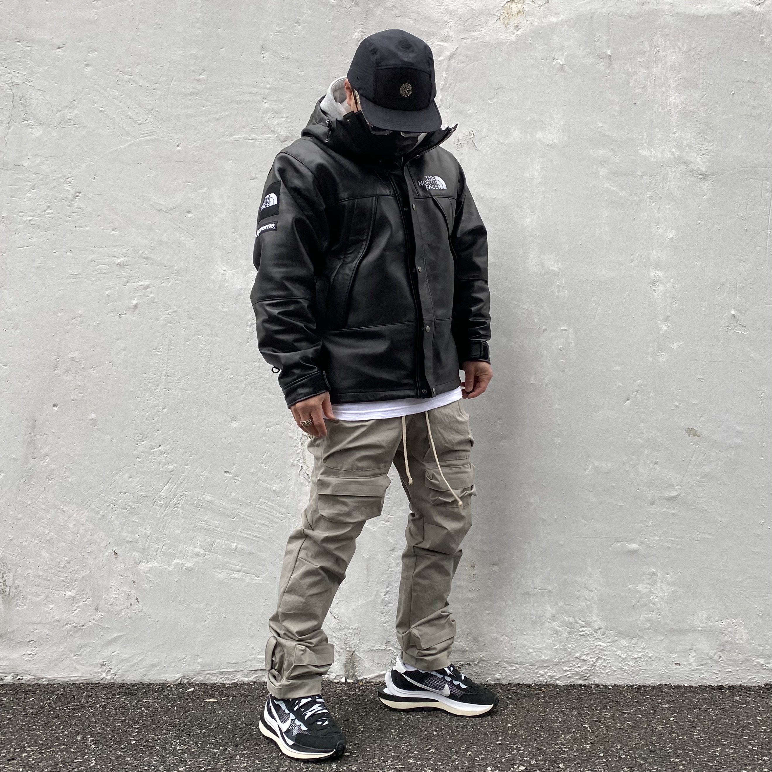 Nike x Sacai VaporWaffle Black White, Supreme x The North Face Leather Mountain Parka Black - 18FW 착용 스타일