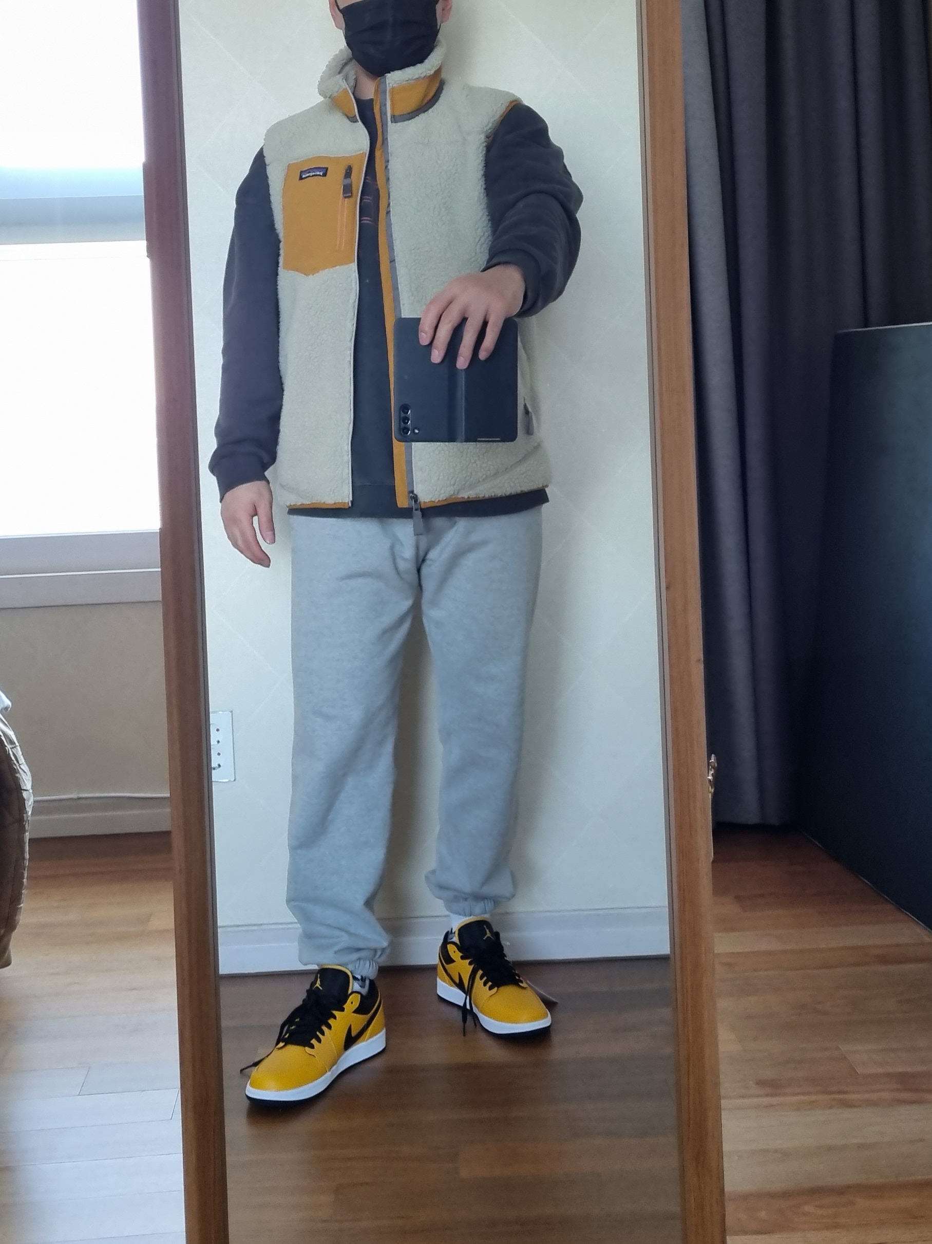 Jordan 1 Low University Gold Black 착용 스타일