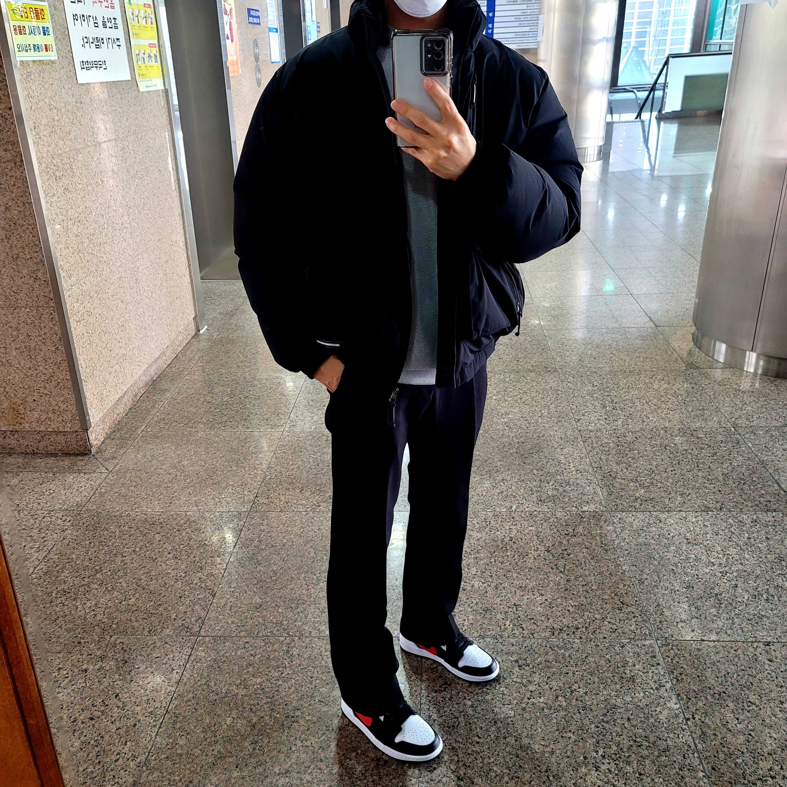 Jordan 1 Mid Black Chile Red 착용 스타일 - 2