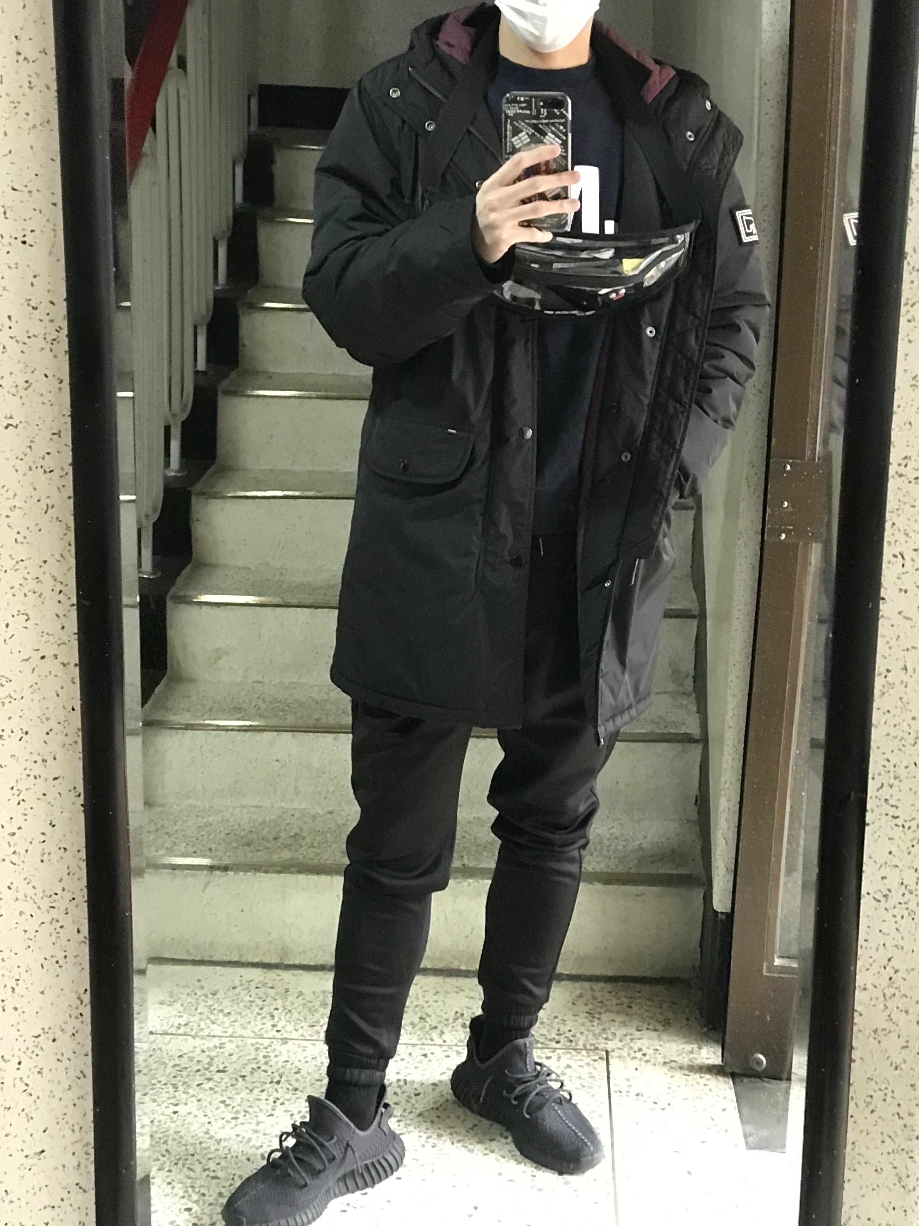 Adidas Yeezy Boost 350 V2 Black - Non-Reflective 착용 스타일