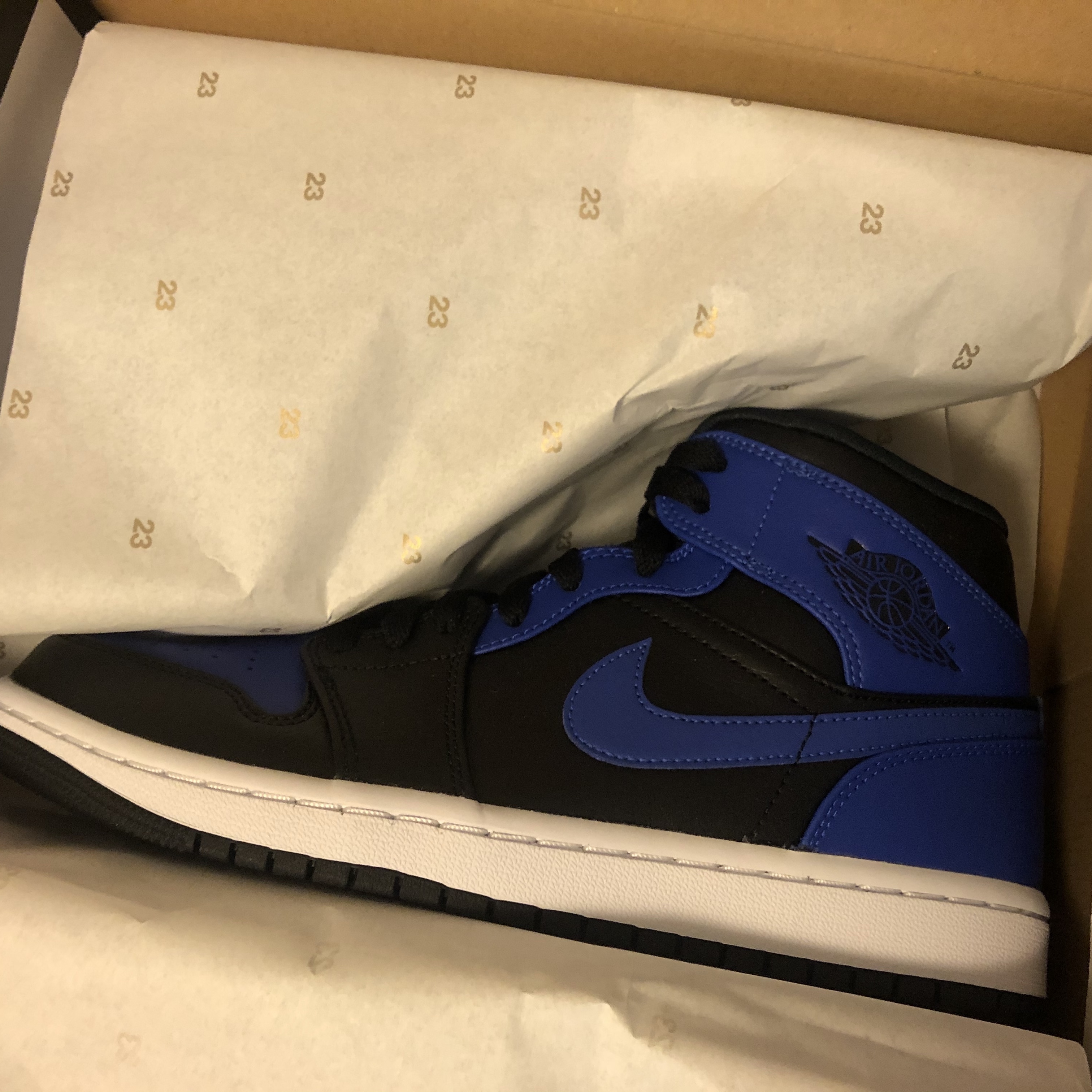 Jordan 1 Mid Black Hyper Royal 착용 스타일 - 1