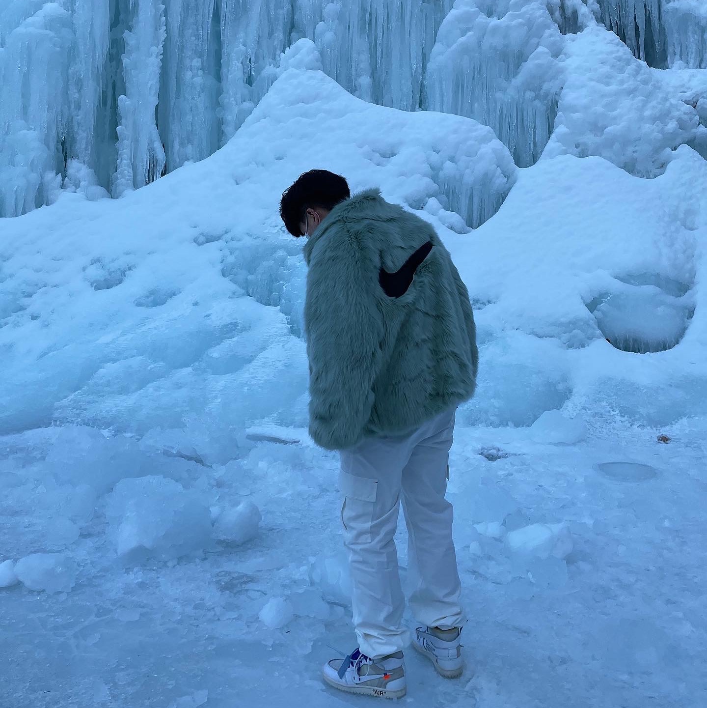Jordan 1 x Off-White Retro High White, (W) Nike x Ambush Reversible Faux-Fur Coat Jade Horizon 착용 스타일 - 2