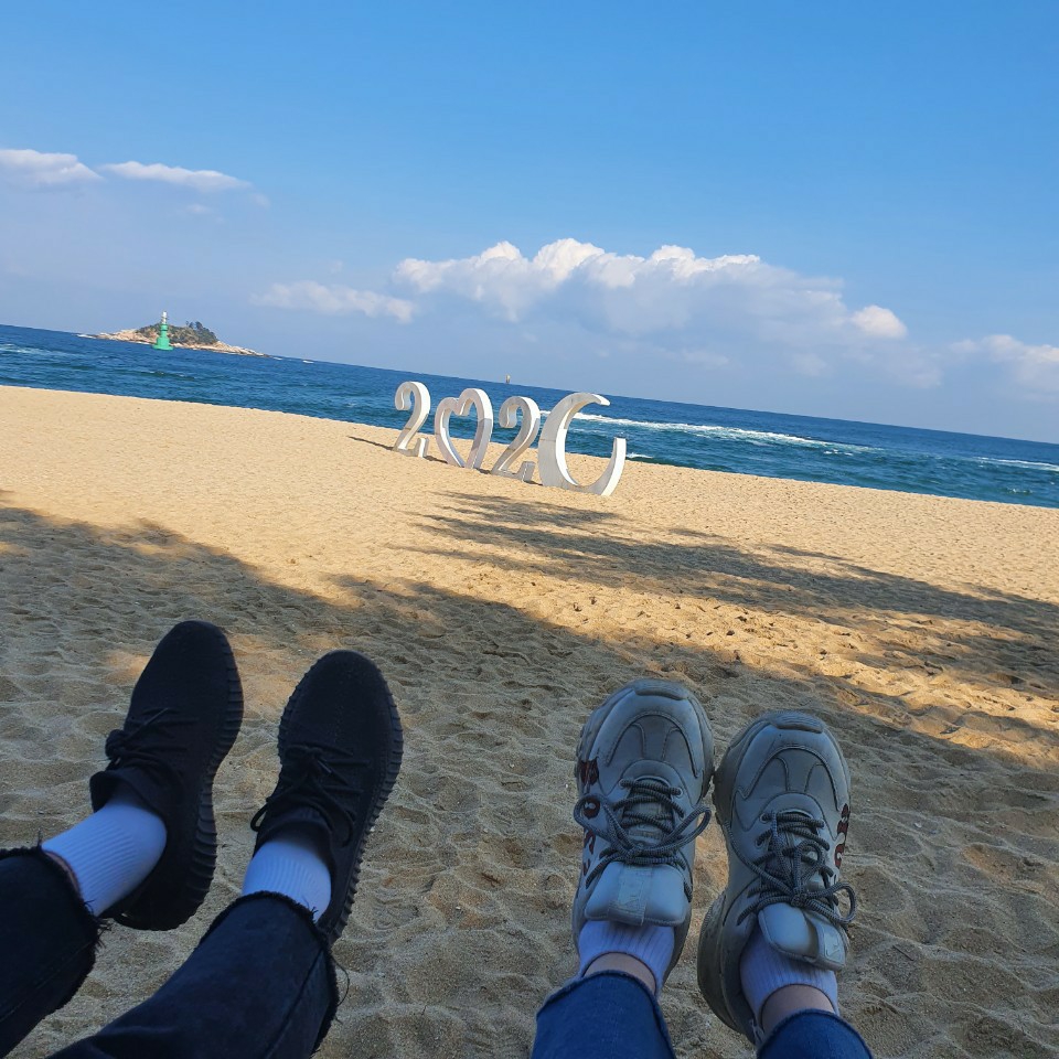 Adidas Yeezy Boost 350 V2 Cinder 착용 스타일