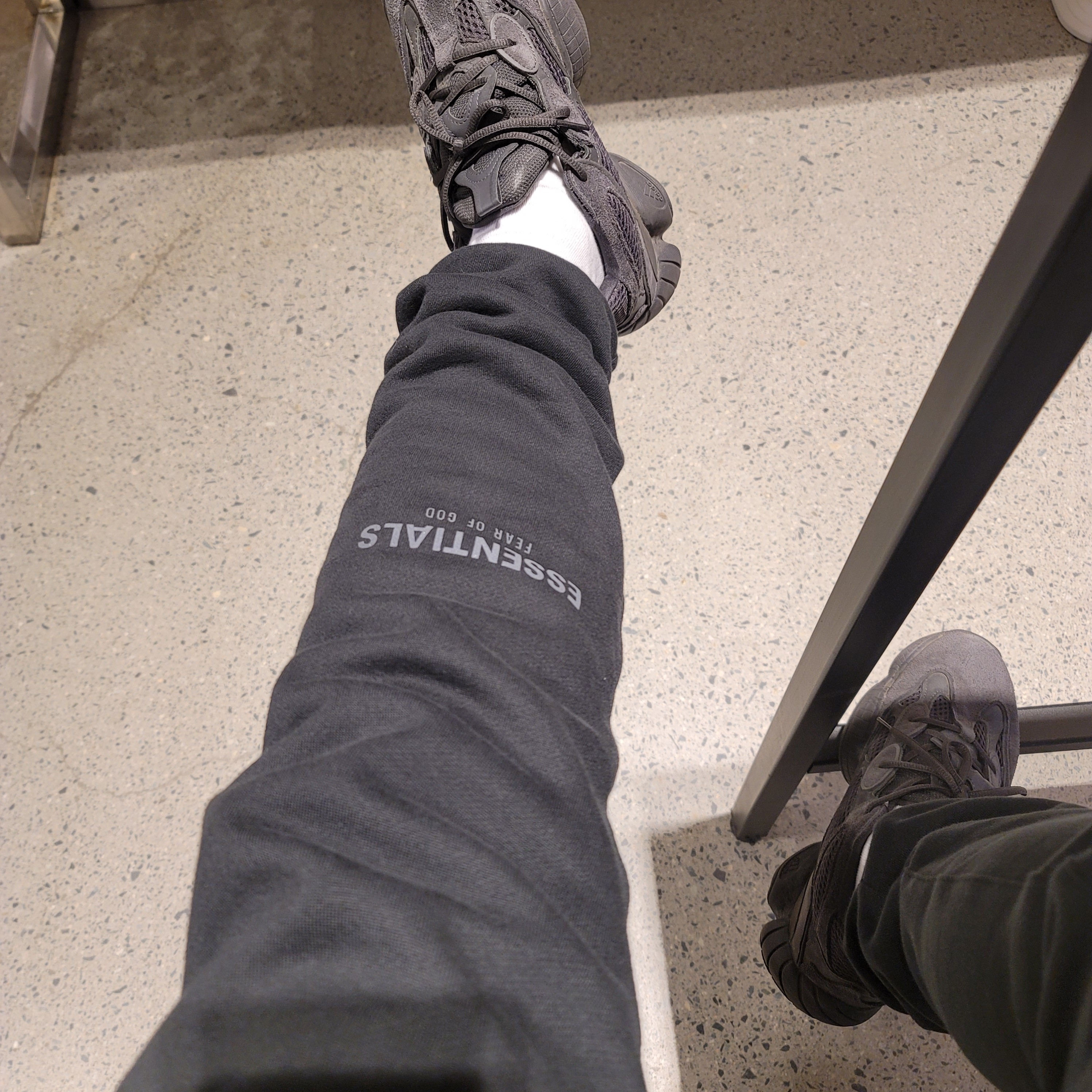 Essentials Sweatpants Dark Slate/Black 2020, Adidas Yeezy 500 Utility Black 2018/2020 착용 스타일