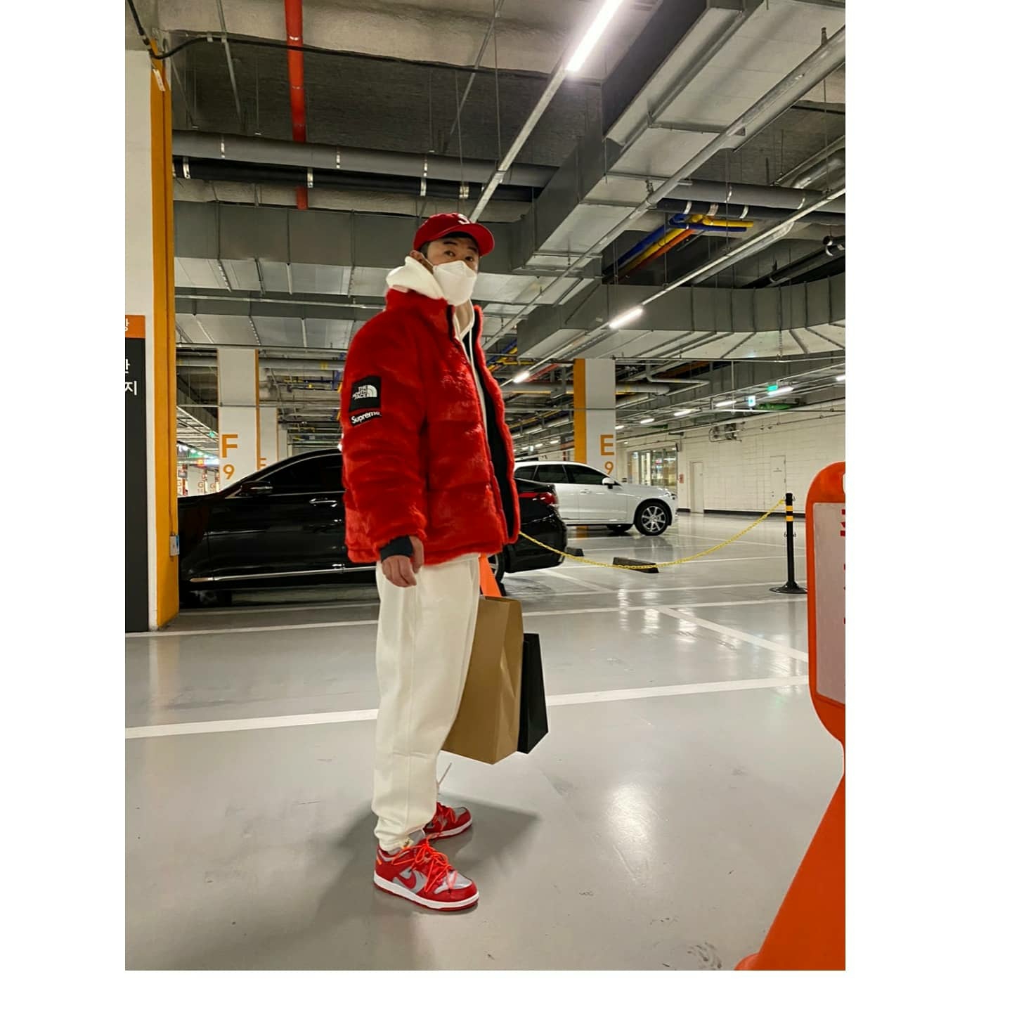 Nike x Off-White Dunk Low University Red, Supreme x The North Face Faux Fur Nuptse Jacket Red - 20FW 착용 스타일 - 1