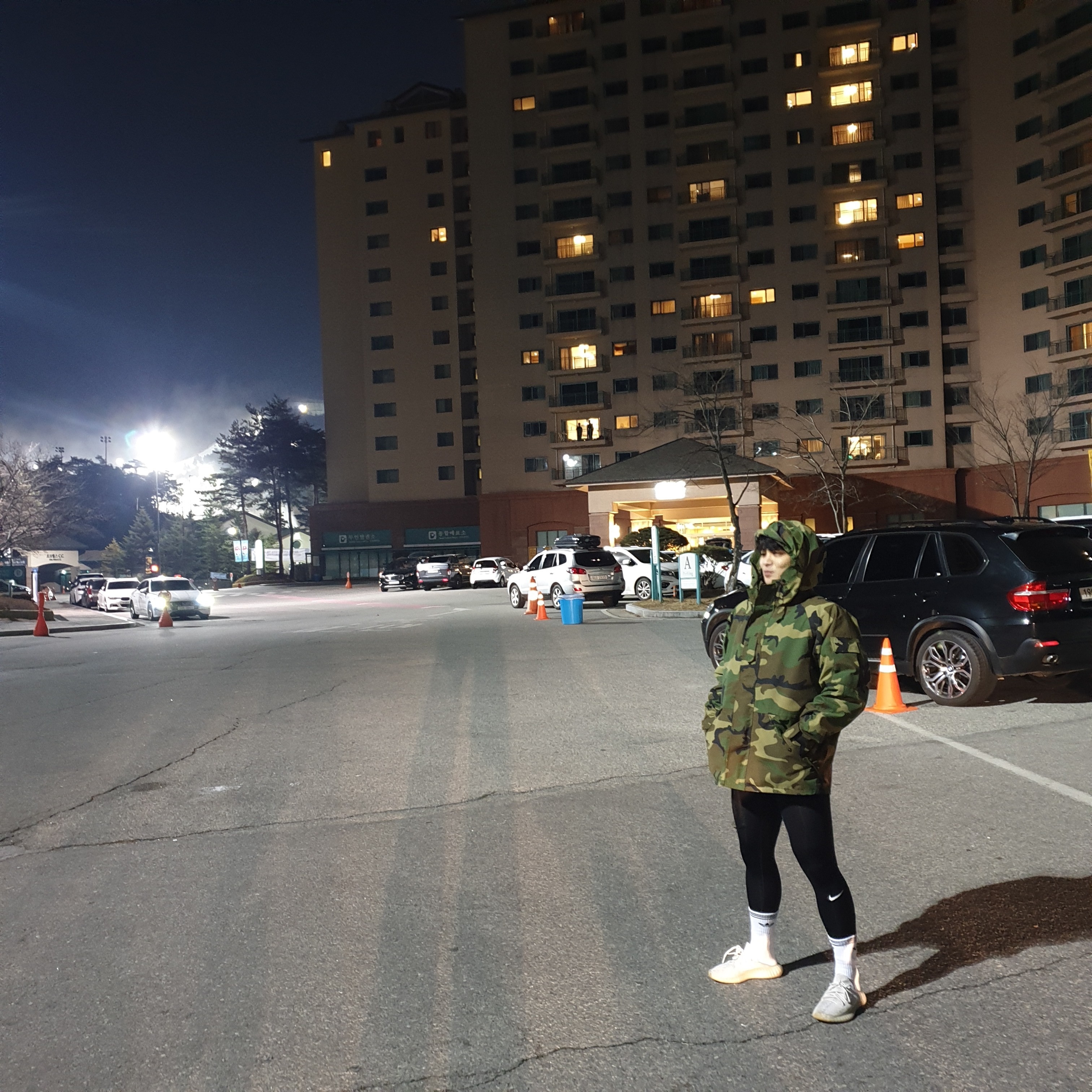 Adidas Yeezy Boost 350 V2 Cream/Triple White 착용 스타일