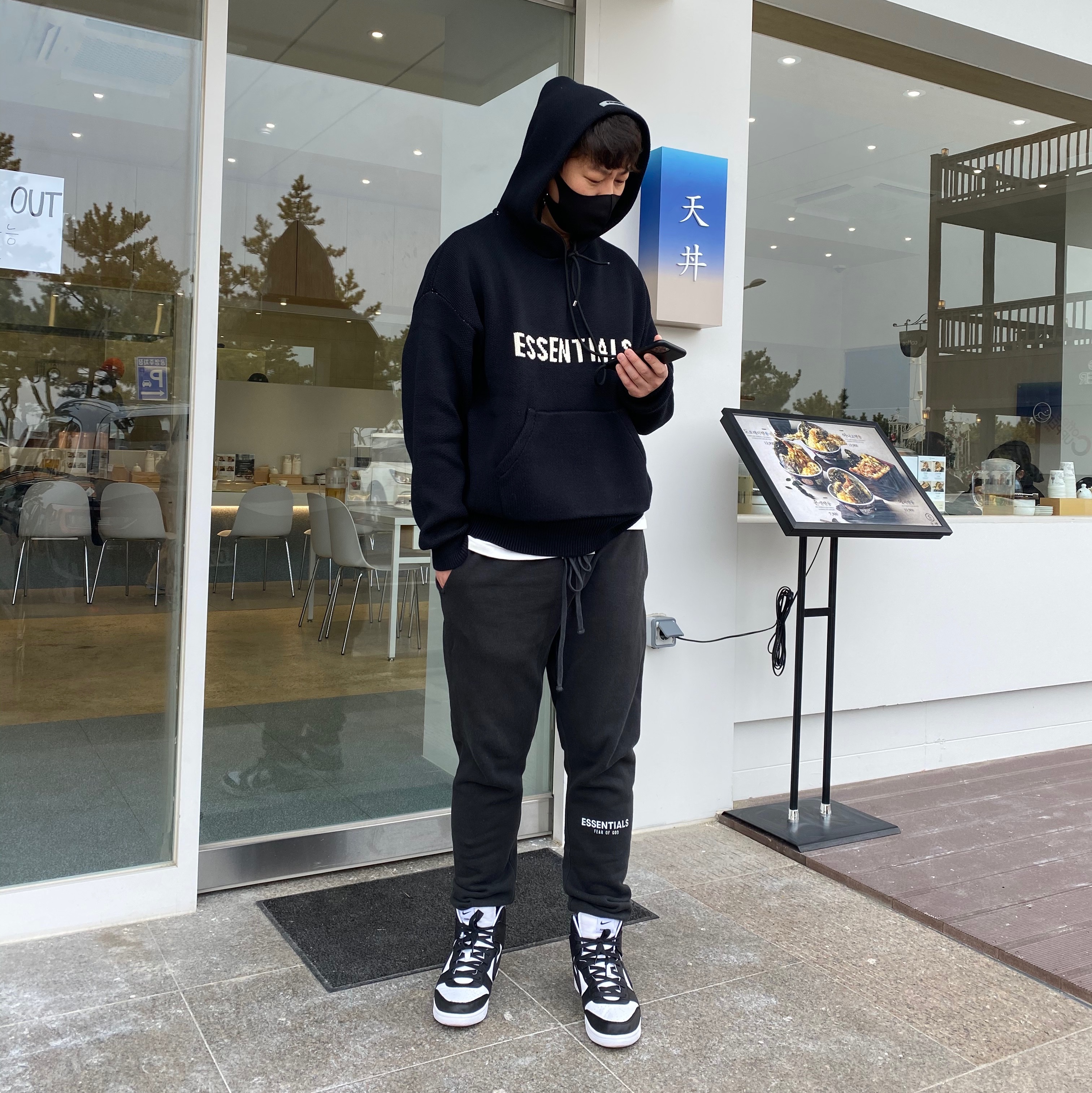 Essentials Sweatpants Dark Slate/Black 2020, Essentials Knit Hoodie Black - 20FW 착용 스타일 - 3