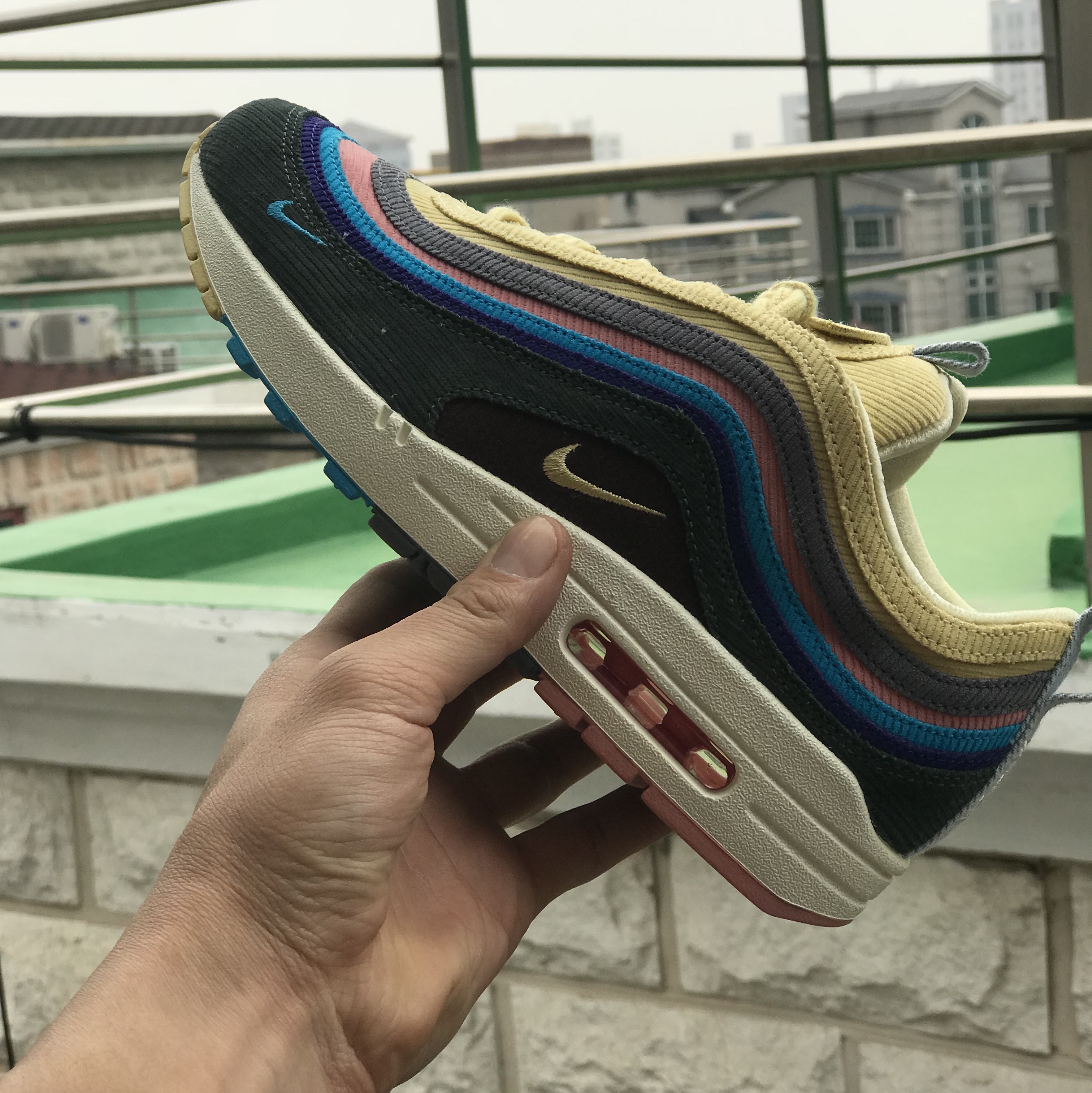 Nike x Sean Wotherspoon Air Max 1/97 착용 스타일 - 3
