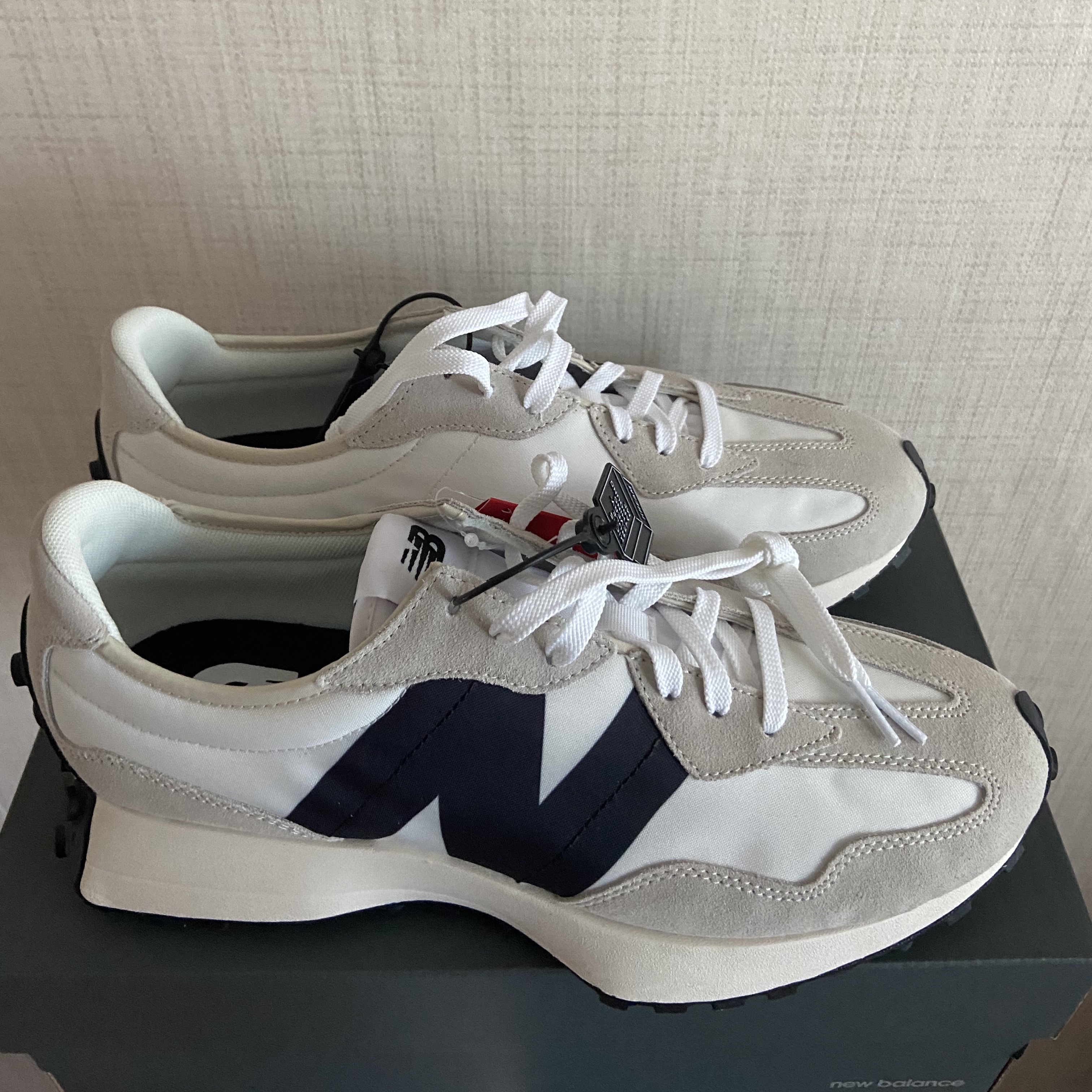 New Balance 327 White Black 착용 스타일 - 2