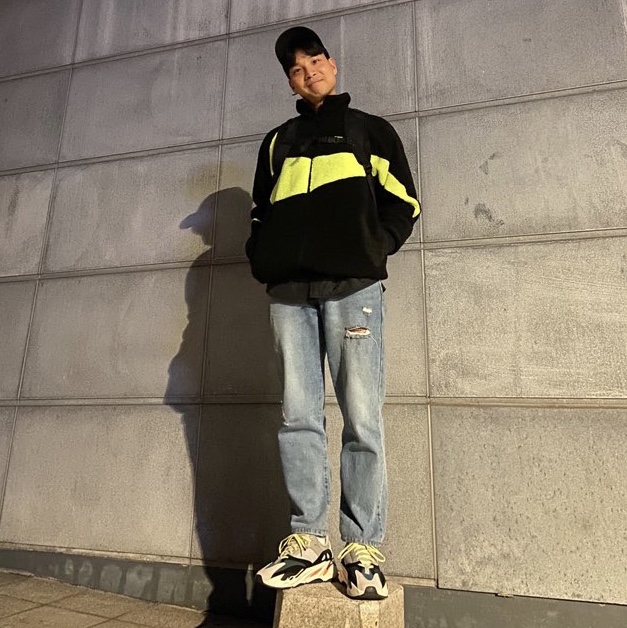 Adidas Yeezy Boost 700 Wave Runner Solid Grey 2017/2019, Nike Big Swoosh Full Zip Jacket Black Volt 착용 스타일