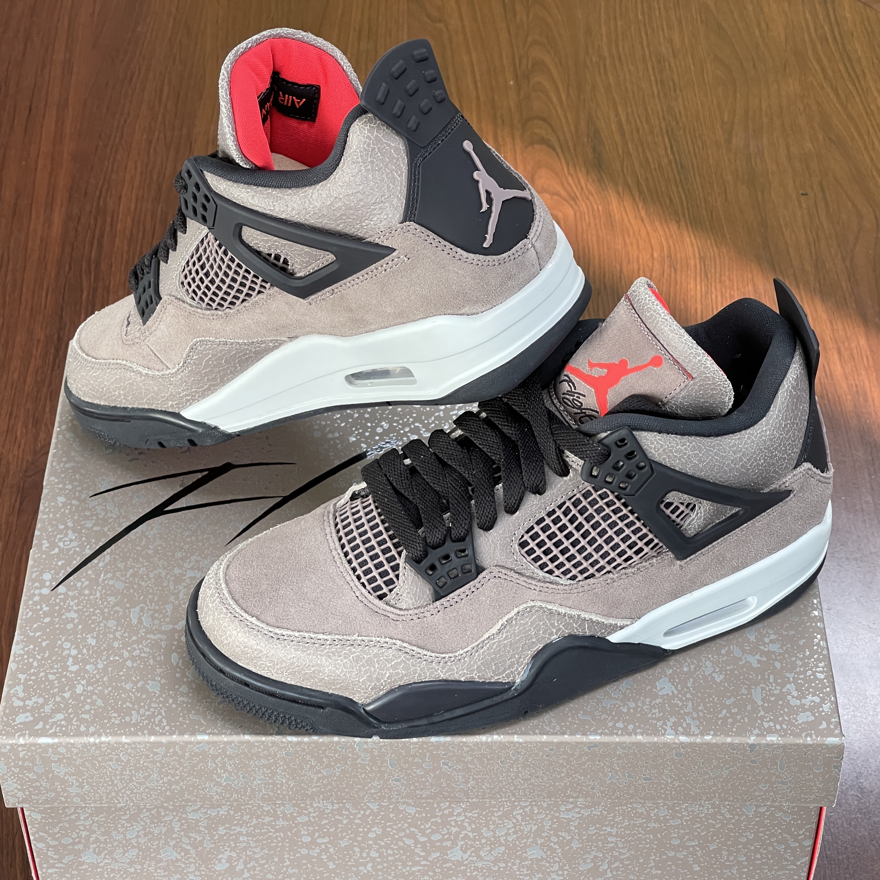 Jordan 4 Retro Taupe Haze 착용 스타일 - 1