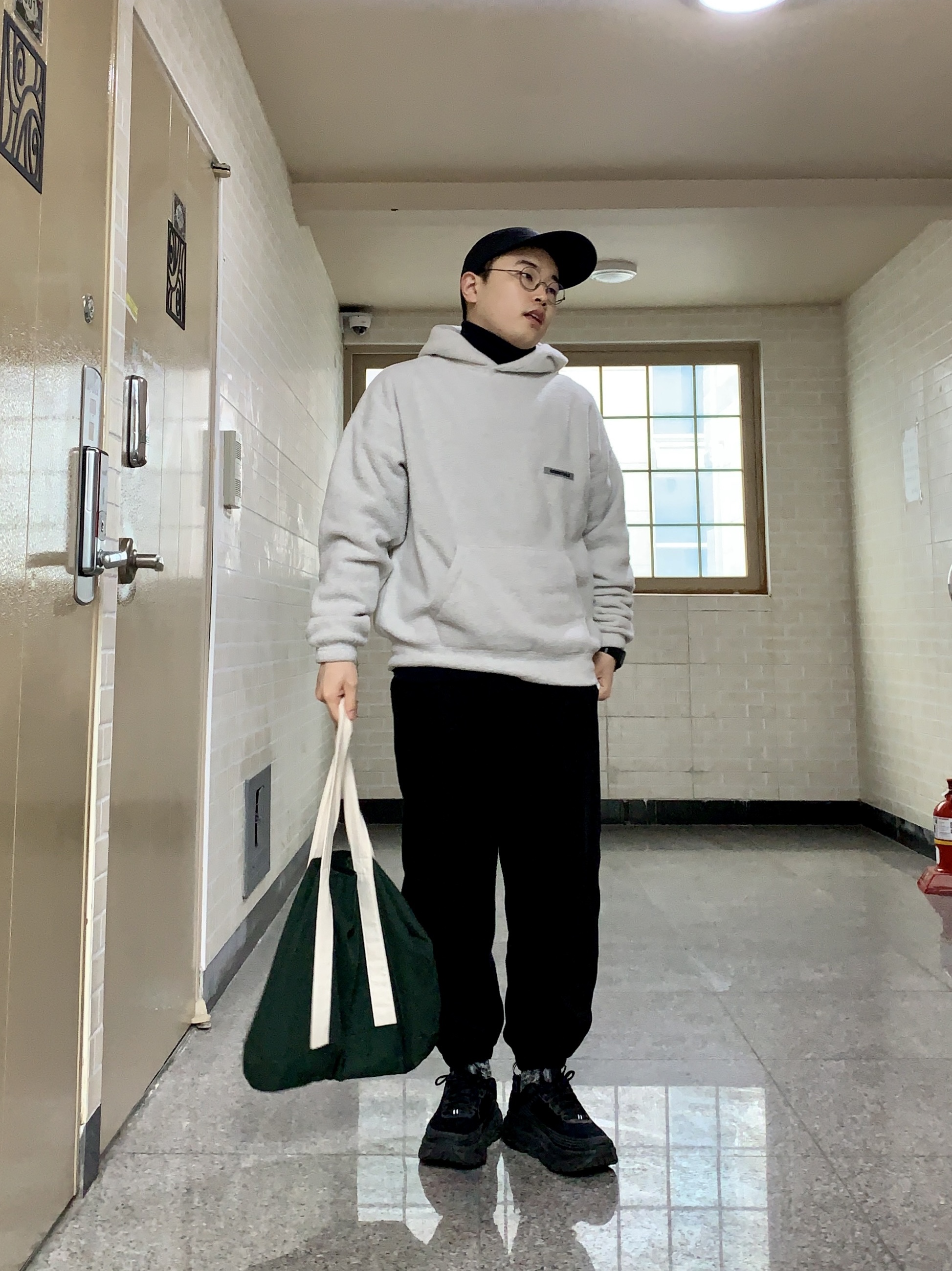 Hoka Bondi 6 Black, Essentials Polar Fleece Hoodie Light Heather Oatmeal - 20FW 착용 스타일