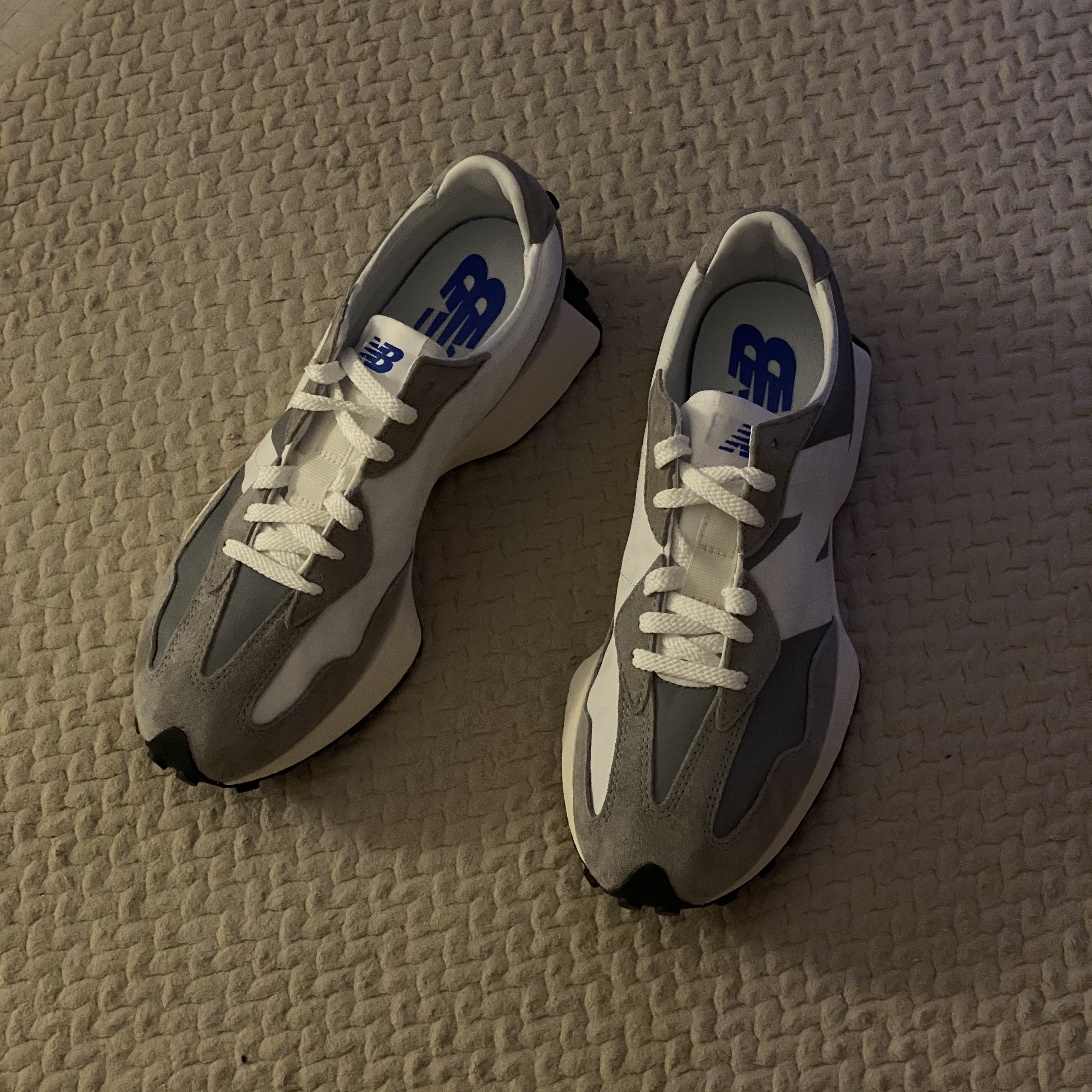 New Balance 327 Grey 착용 스타일