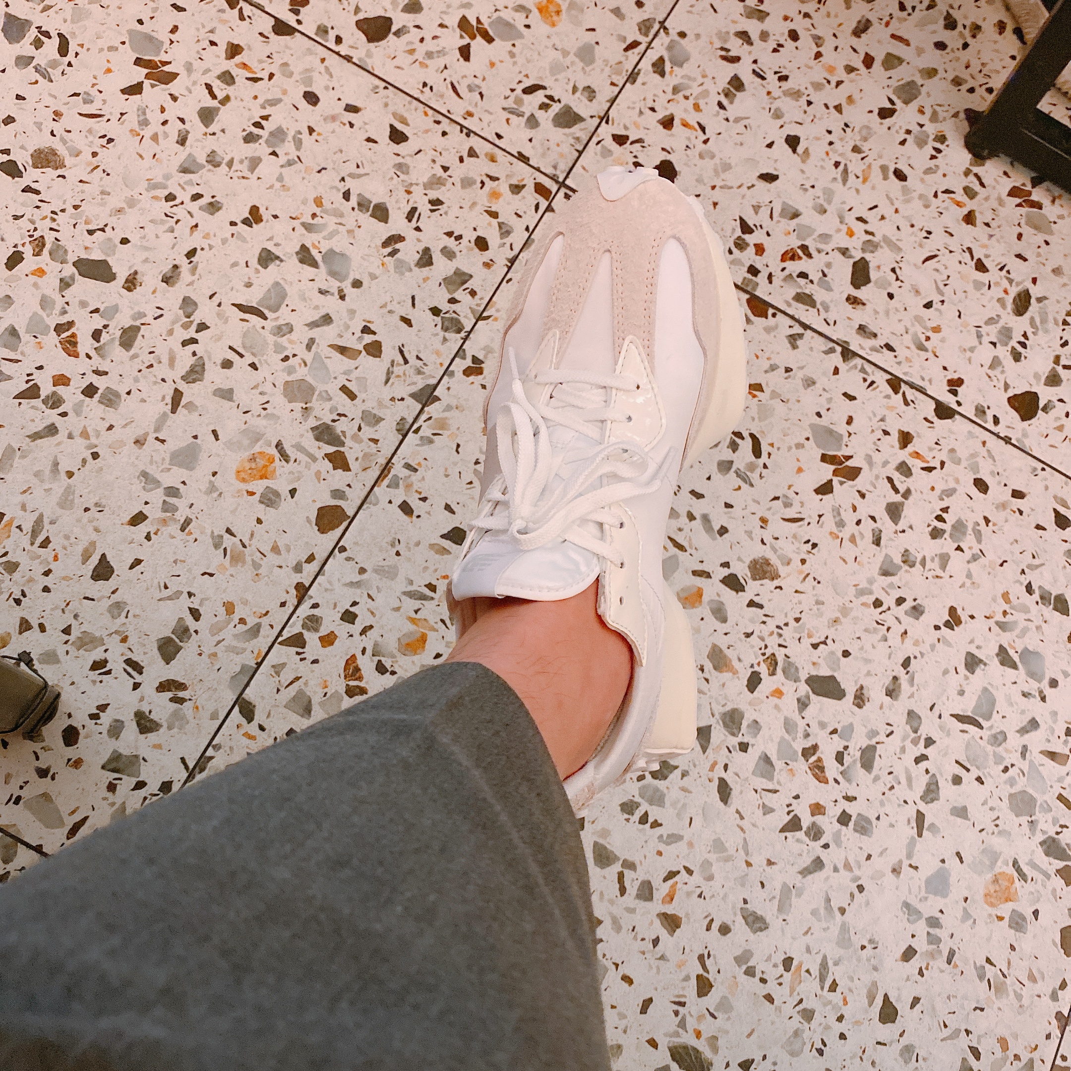 (W) New Balance 327 White Moonbeam 착용 스타일 - 1