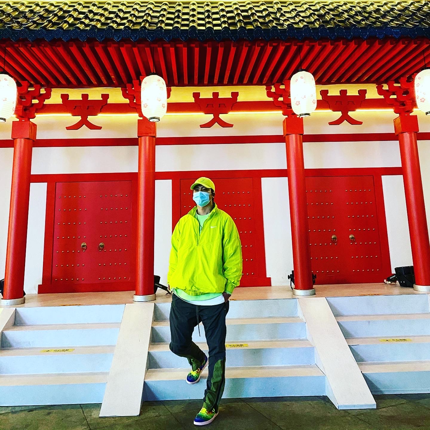 Nike x Stussy Windrunner Jacket Bright Cactus, Jordan 1 x J Balvin Retro High OG 착용 스타일 - 1
