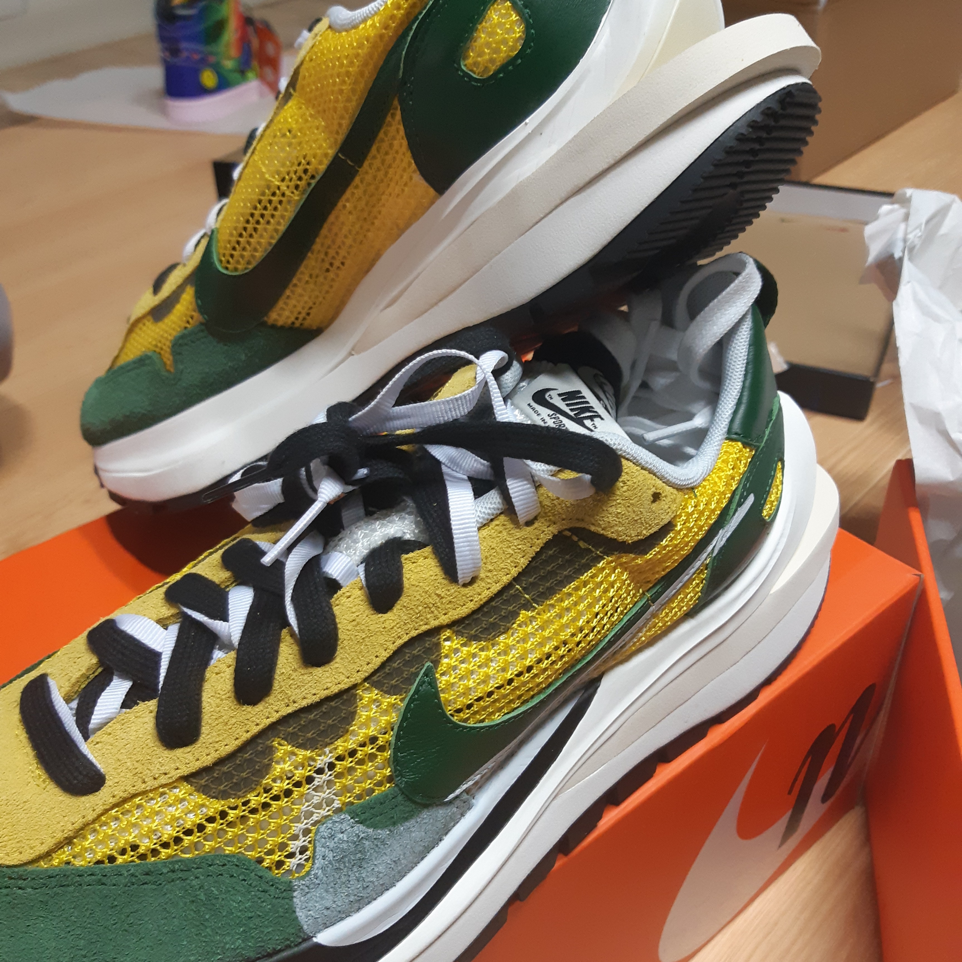 Nike x Sacai VaporWaffle Tour Yellow & Gorge Green Sail 착용 스타일