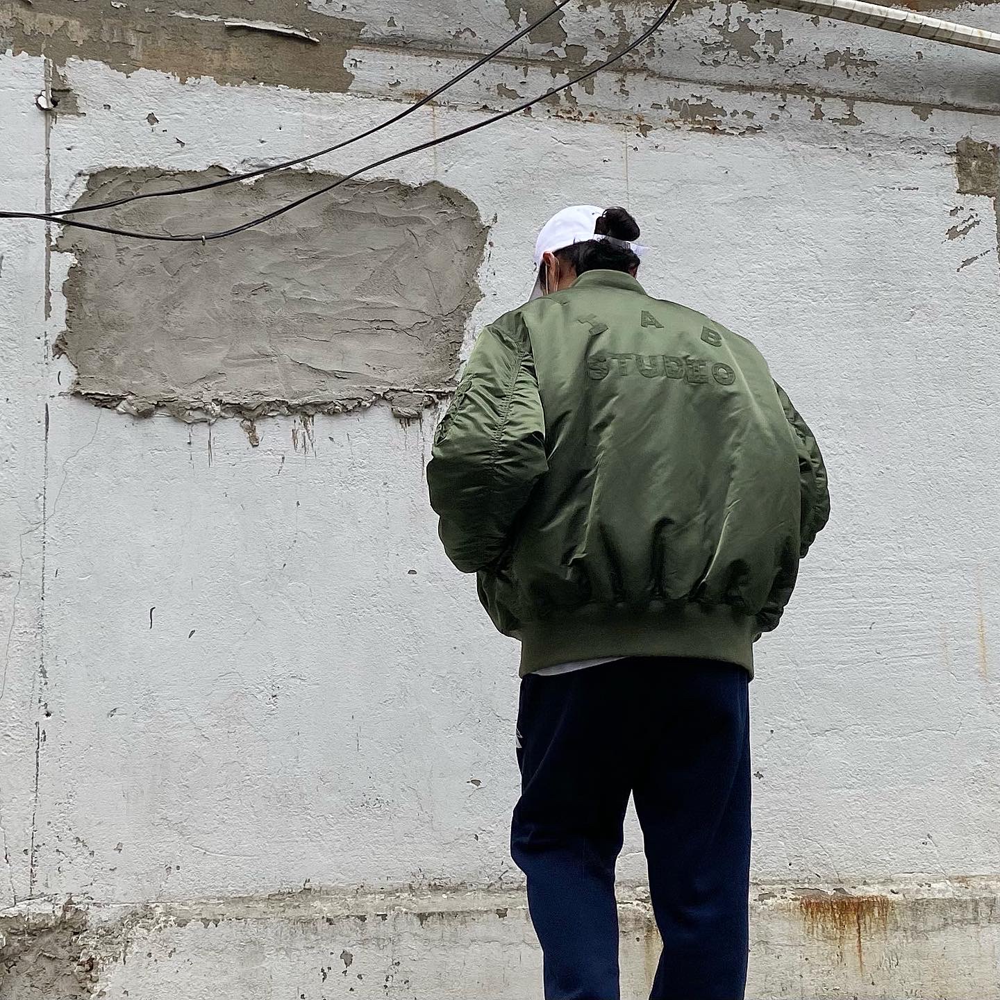 Nike Air Monarch IV White Navy, IAB Studio x Alpha Industries MA-1 Jacket Khaki 착용 스타일 - 3