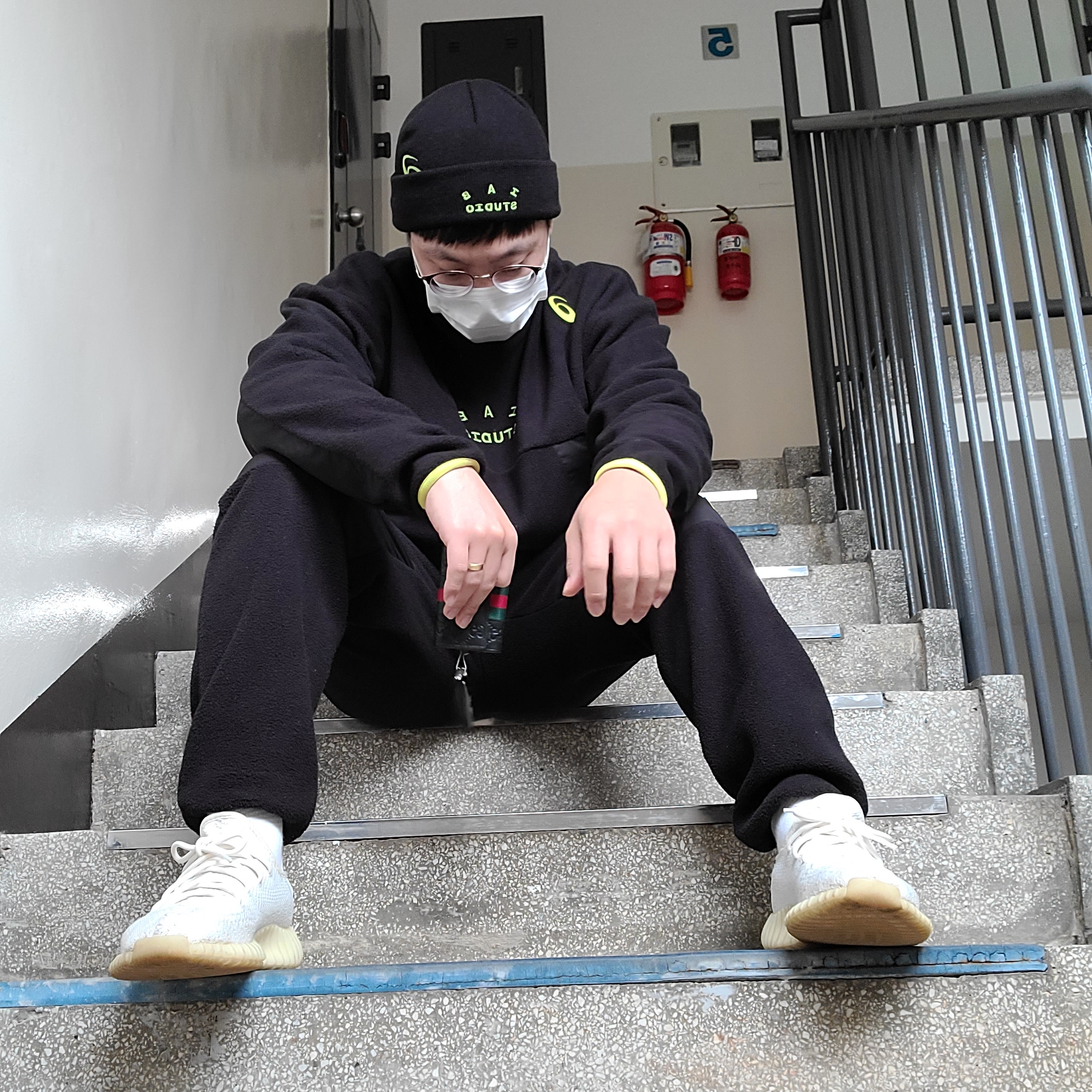 Adidas Yeezy Boost 350 V2 Cream/Triple White, IAB Studio x Asics Fleece Shirt Black 착용 스타일