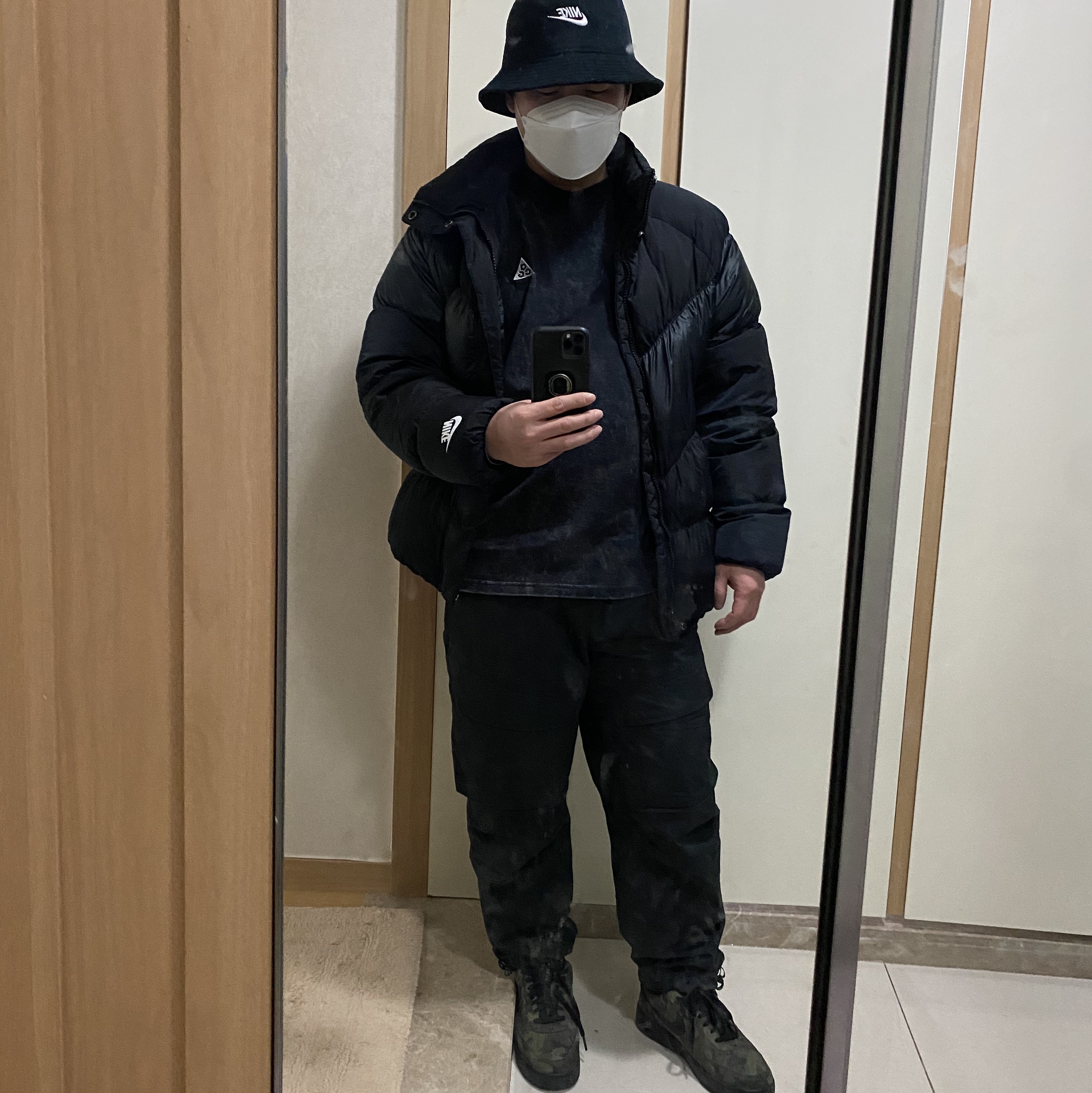 Nike Futura Corduroy Bucket Black, Nike Air Force 1 Low Reflective Woodland Camo 착용 스타일
