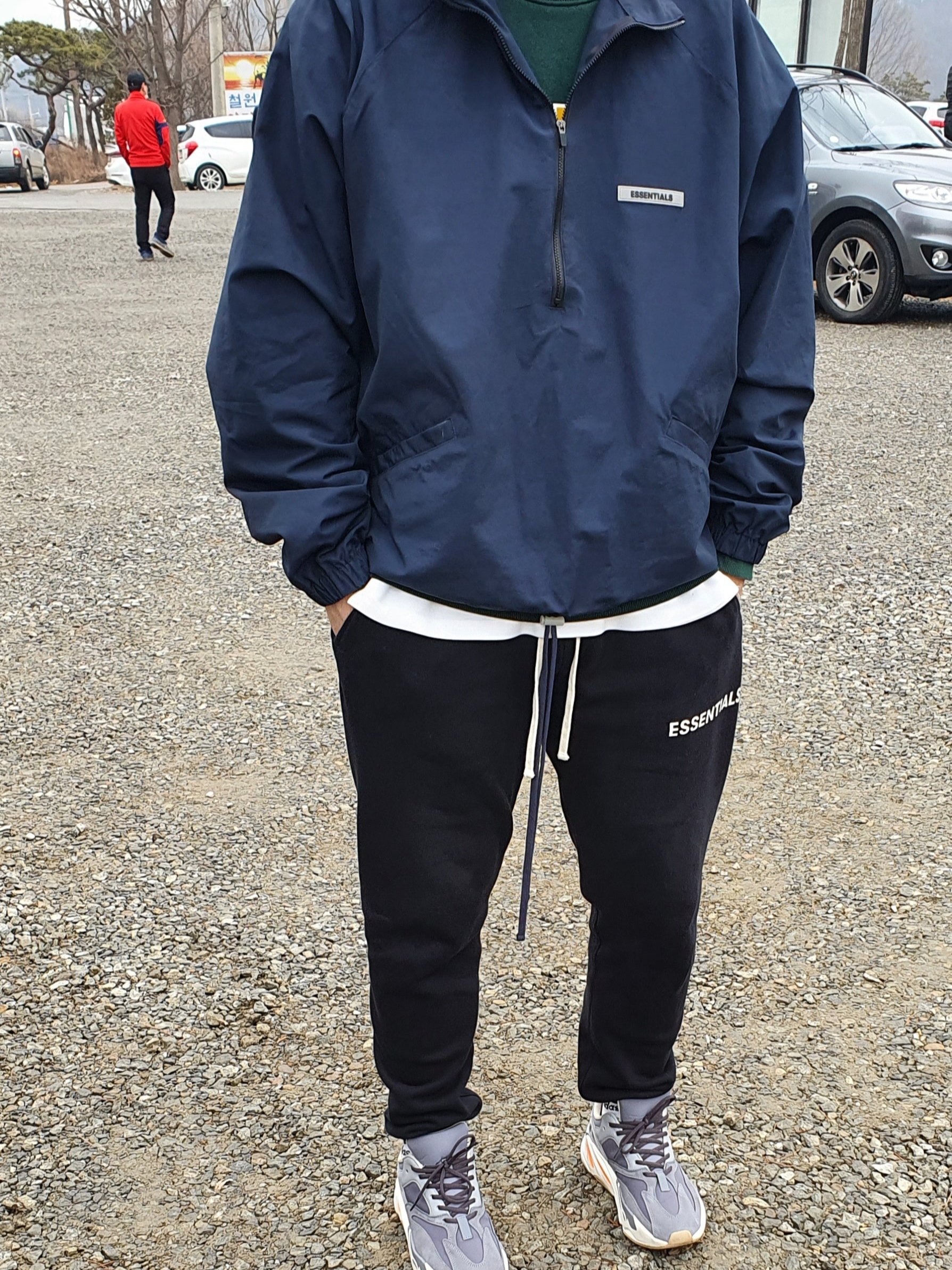 Adidas Yeezy Boost 700 Magnet, Essentials Half-Zip Track Jacket Navy/Dark Navy - Ssense Exclusive 착용 스타일